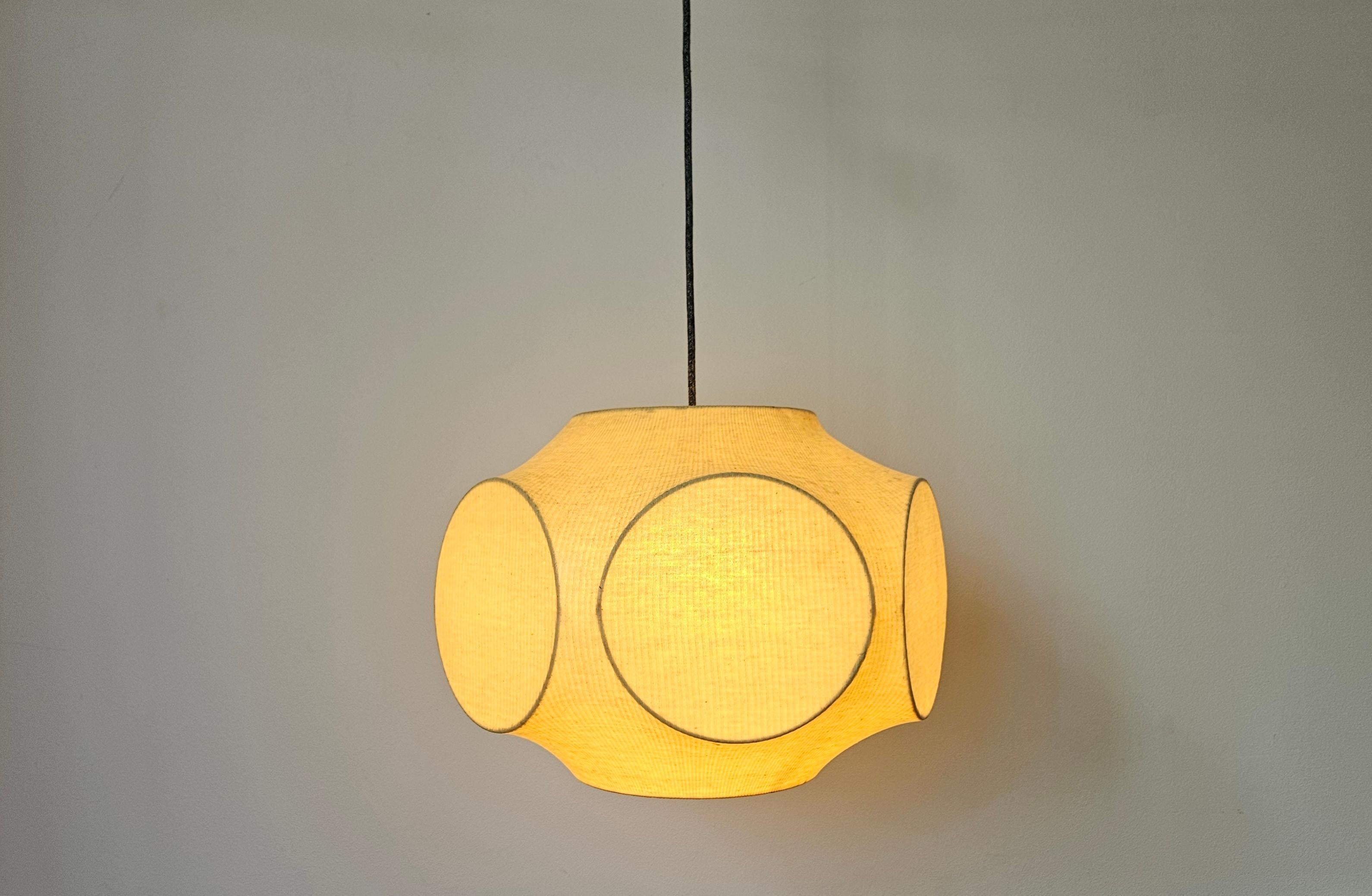Grand pendentif cocon conçu par Achille Castiglioni, Italie, années 1960 en vente 9