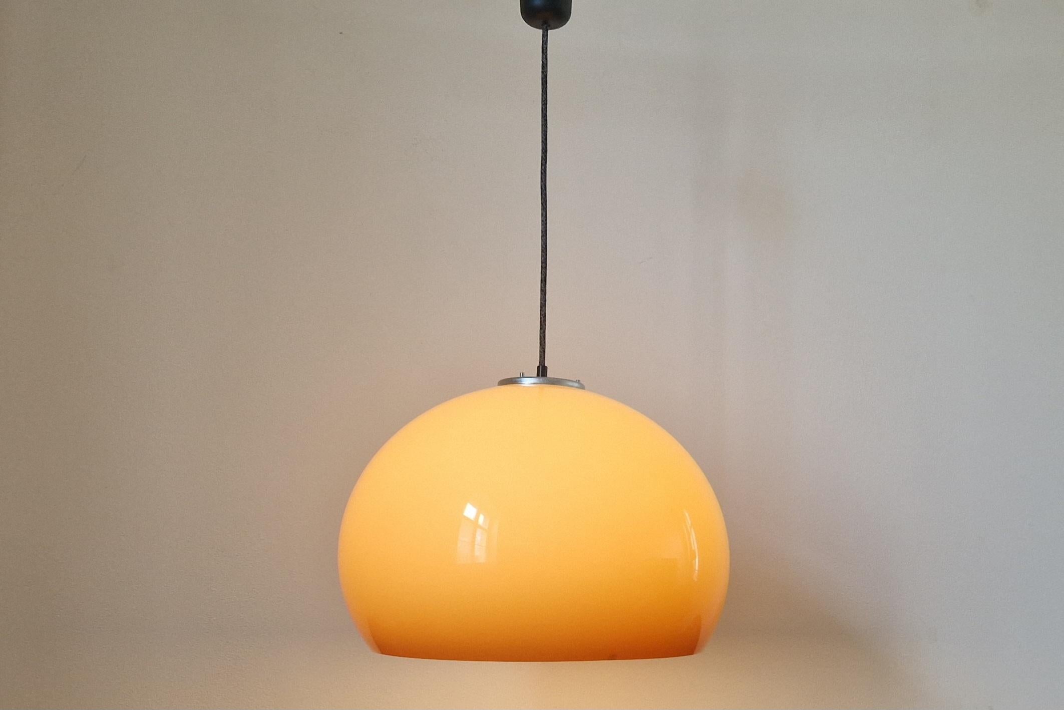 Große Mid-Century-Pendelleuchte Meblo, Harvey Guzzini, Italien, 1970er Jahre (Moderne der Mitte des Jahrhunderts) im Angebot