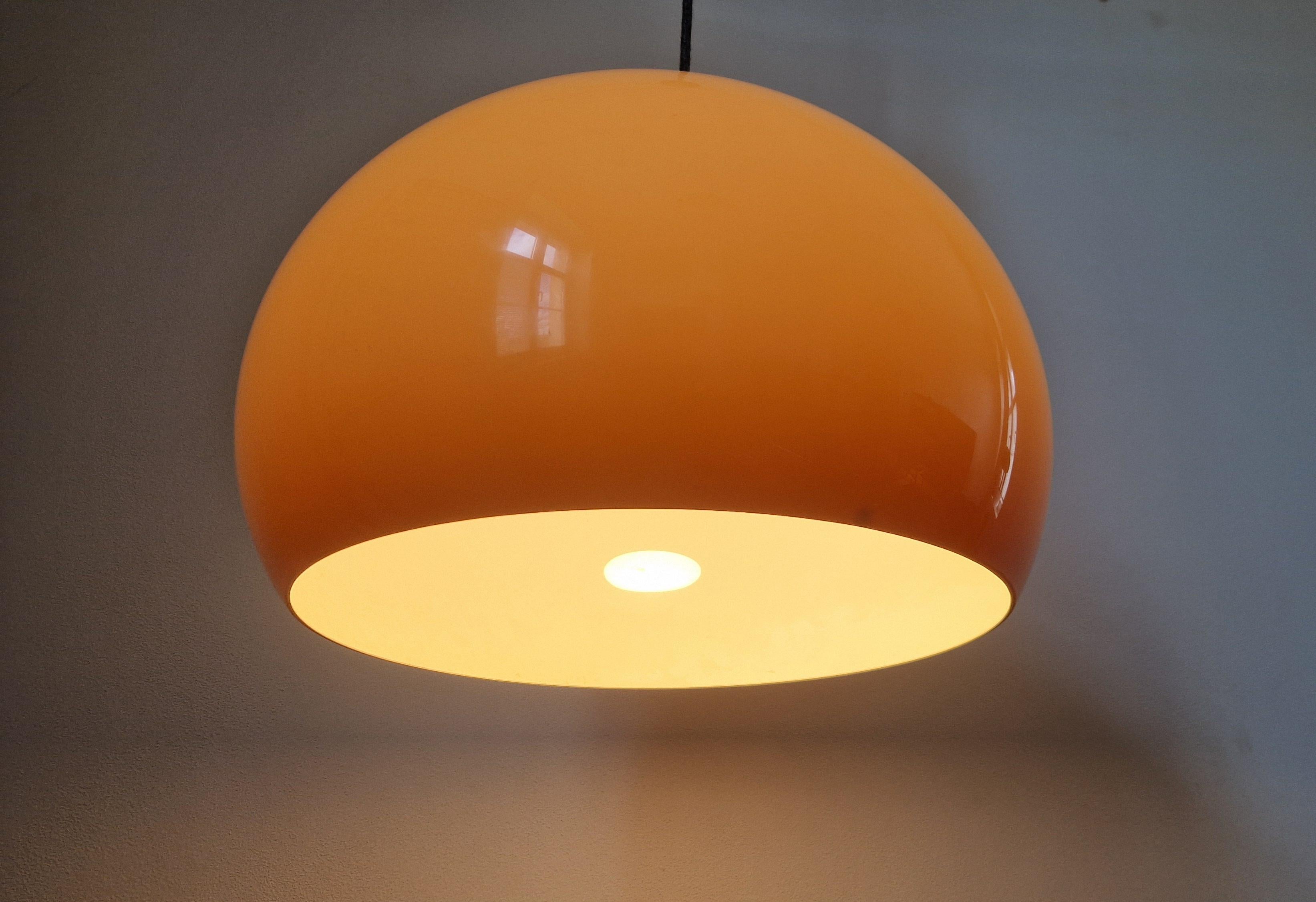 Große Mid-Century-Pendelleuchte Meblo, Harvey Guzzini, Italien, 1970er Jahre im Zustand „Gut“ im Angebot in Praha, CZ
