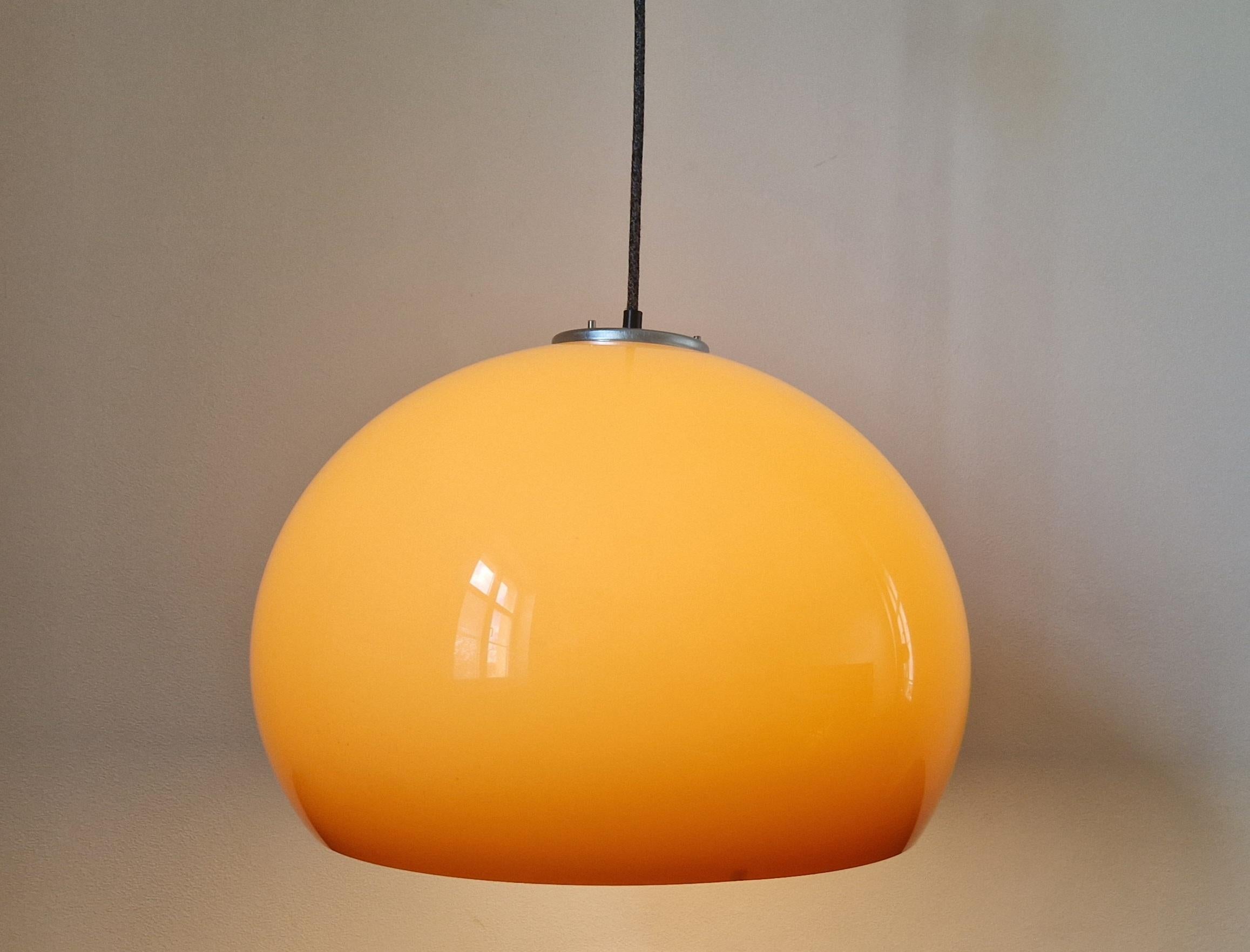 Große Mid-Century-Pendelleuchte Meblo, Harvey Guzzini, Italien, 1970er Jahre (Ende des 20. Jahrhunderts) im Angebot