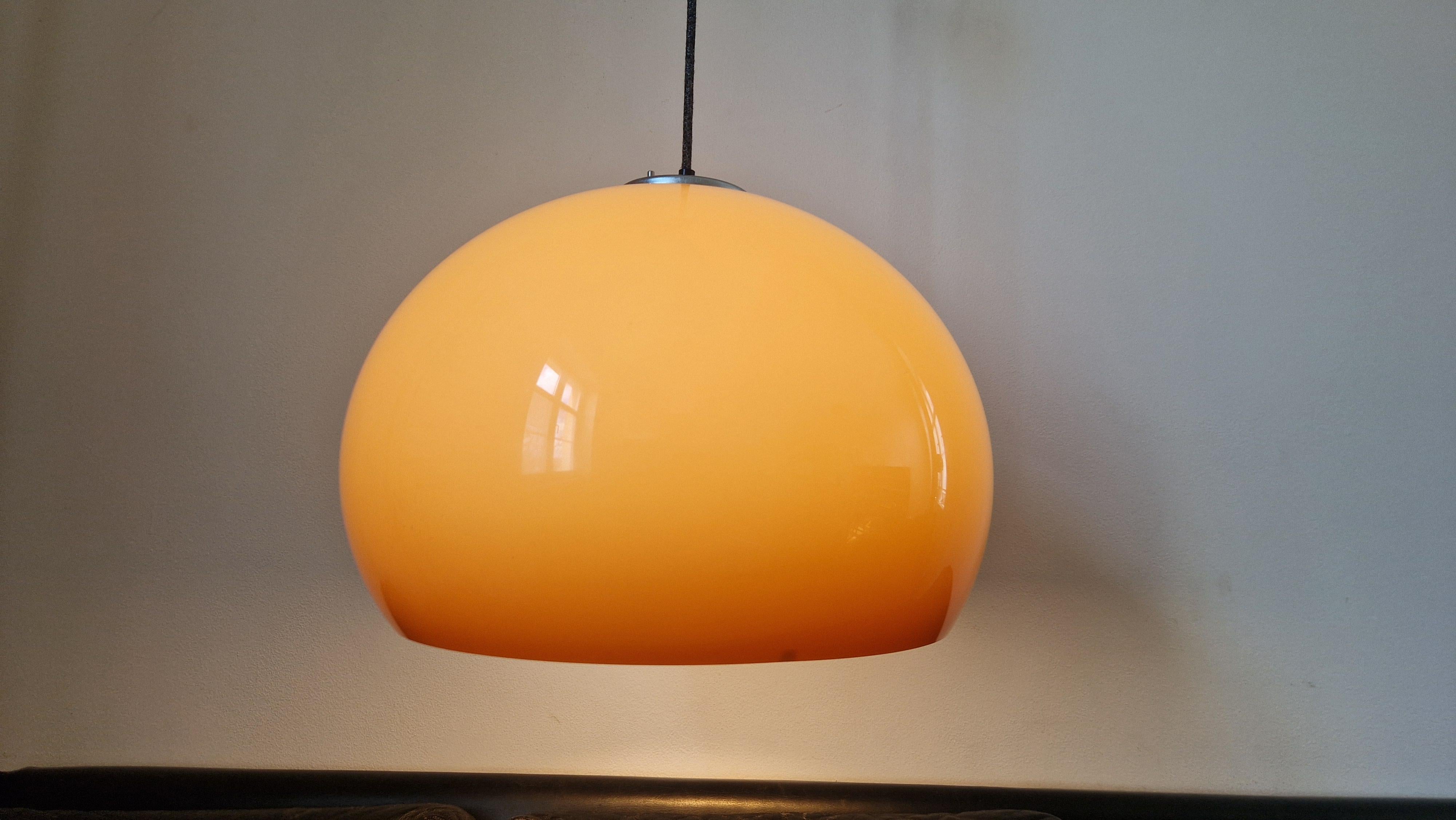 Große Mid-Century-Pendelleuchte Meblo, Harvey Guzzini, Italien, 1970er Jahre (Kunststoff) im Angebot