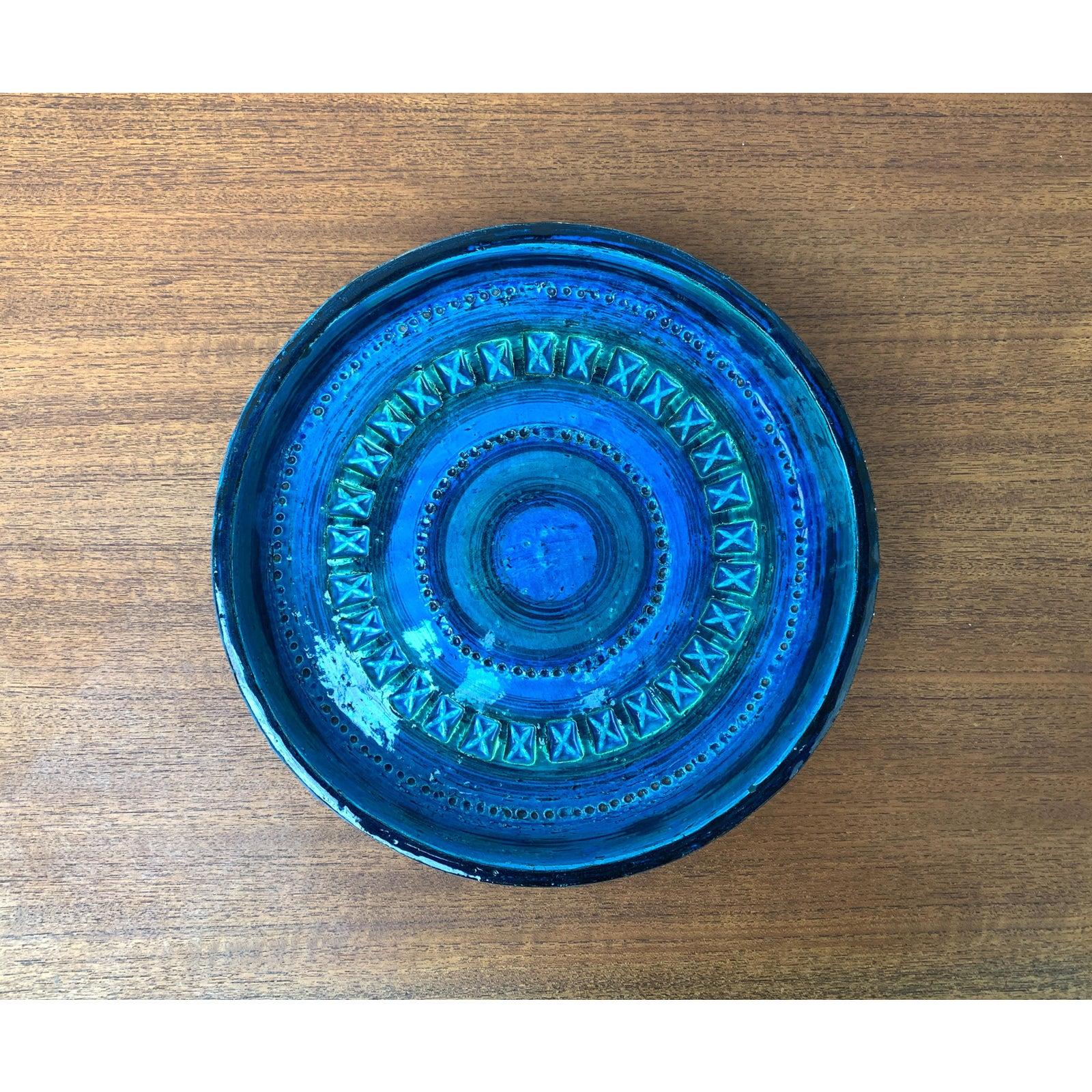 Ciotola grande Rimini Blu. Molto raro in queste dimensioni, con un diametro di 27,5 cm. Questo pezzo ha un marchio di attribuzione.

Informazioni aggiuntive:
Materiali: Ceramica
Stile: Medioevo Moderno
Marchio: Bitossi
Designer: Aldo Londi
Colore: