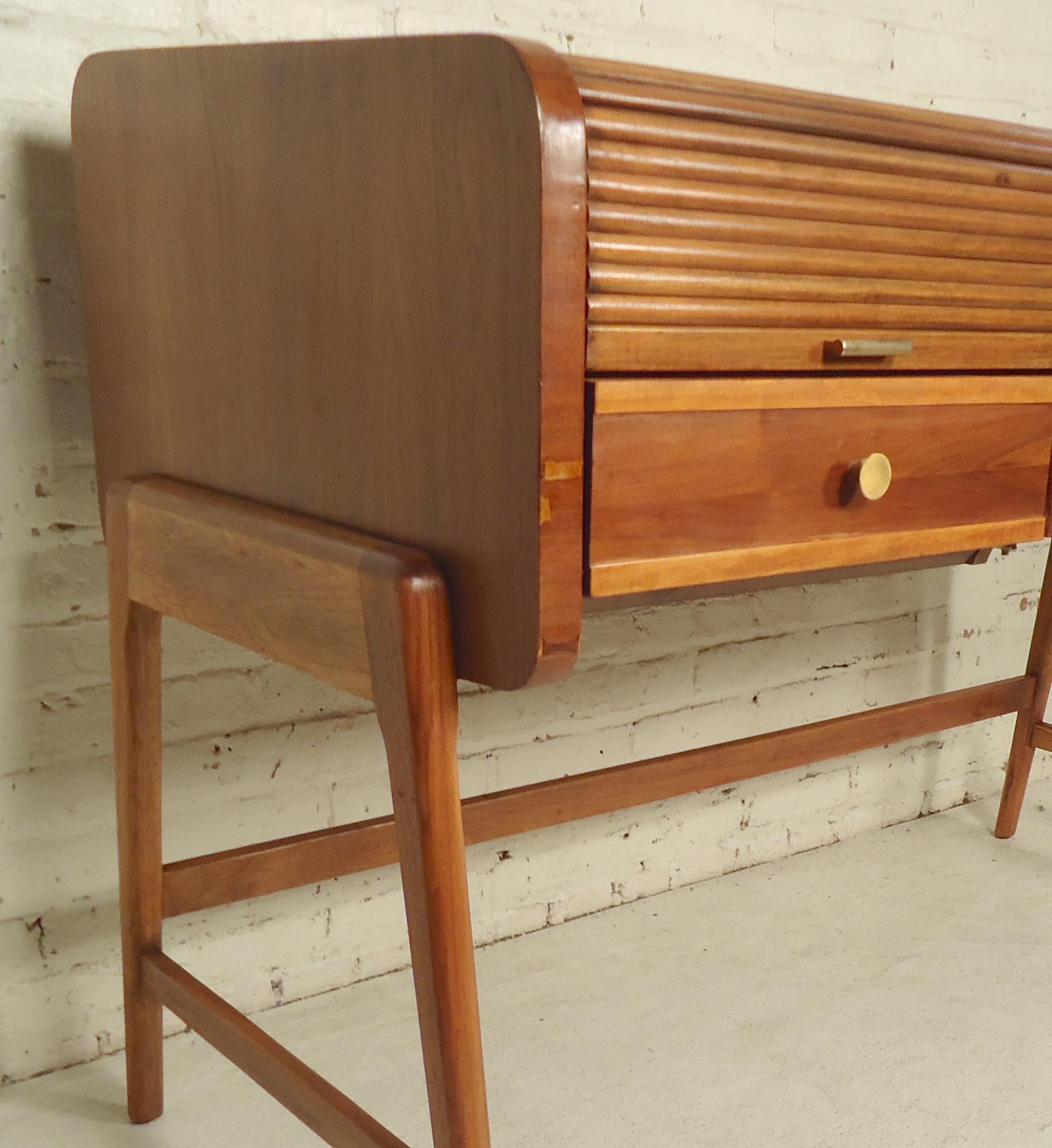 Large Midcentury Roll Top Desk In Good Condition In Brooklyn, NY