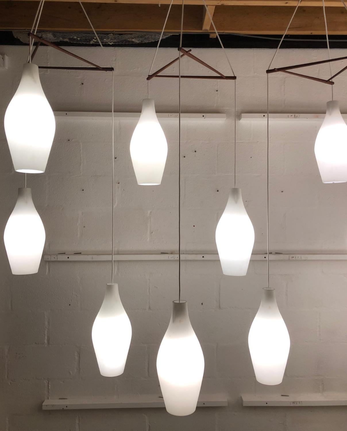 Intagliato a mano 30 Set di dieci luci a cascata in teak scandinavo Bar Hotel in vendita
