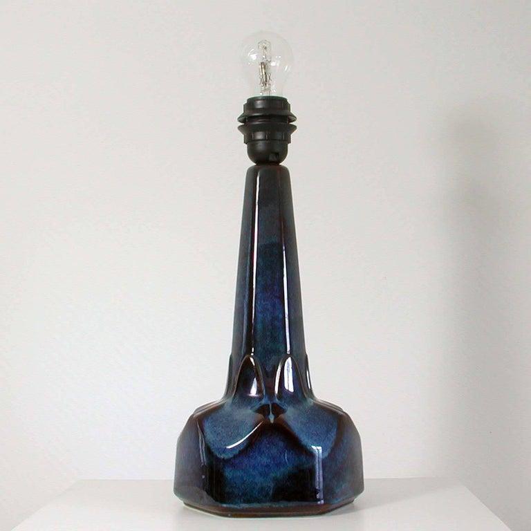 Rich blue glaze Danish modern ceramic lamp designed by Einar Johansen for Soholm Denmark Stentoj in the 1960s. Scalloped details and ocher undertones in the glaze.

In excellent condition and signed with the makers' mark underneath. Wired for