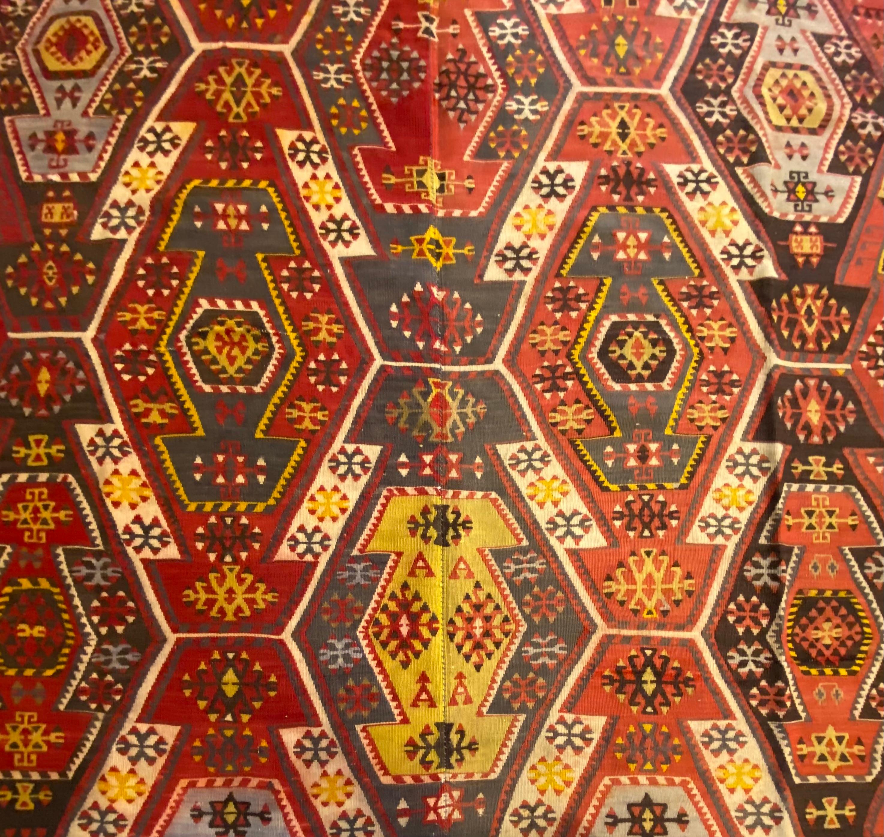 Un beau chemin de table vintage avec un style tribal boho chic du sud-ouest américain, généreusement dimensionné 6 pieds de large x 13 pieds de long. Ce tapis kilim turc vintage en laine tissé à la main est une vision captivante de la beauté du