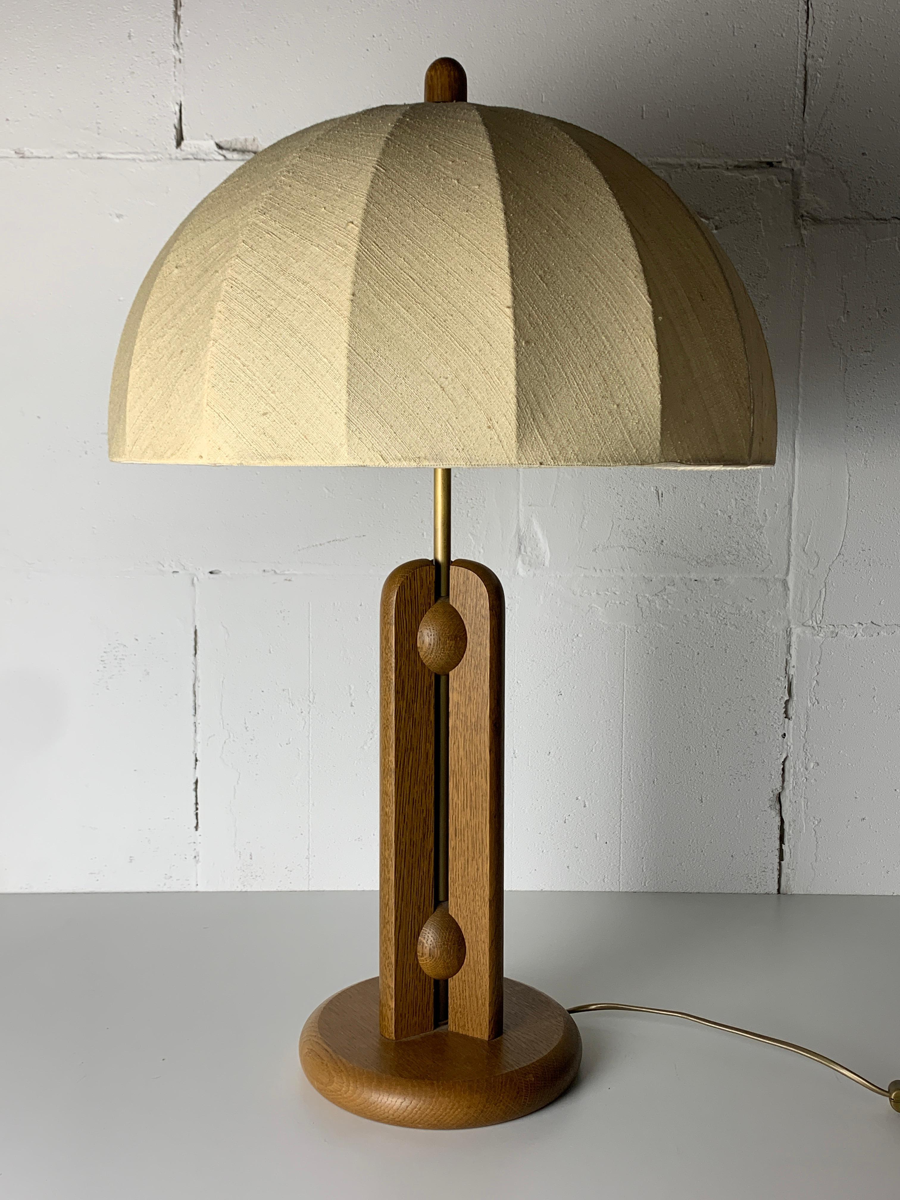 Splendida lampada da tavolo a fungo grande (74 cm) di Hustadt Leuchten, anni '70. Questa lampada è in ottime condizioni vintage e non presenta alcun difetto. Il paralume originale è in buono stato, la lampada è funzionante ed è dotata di due