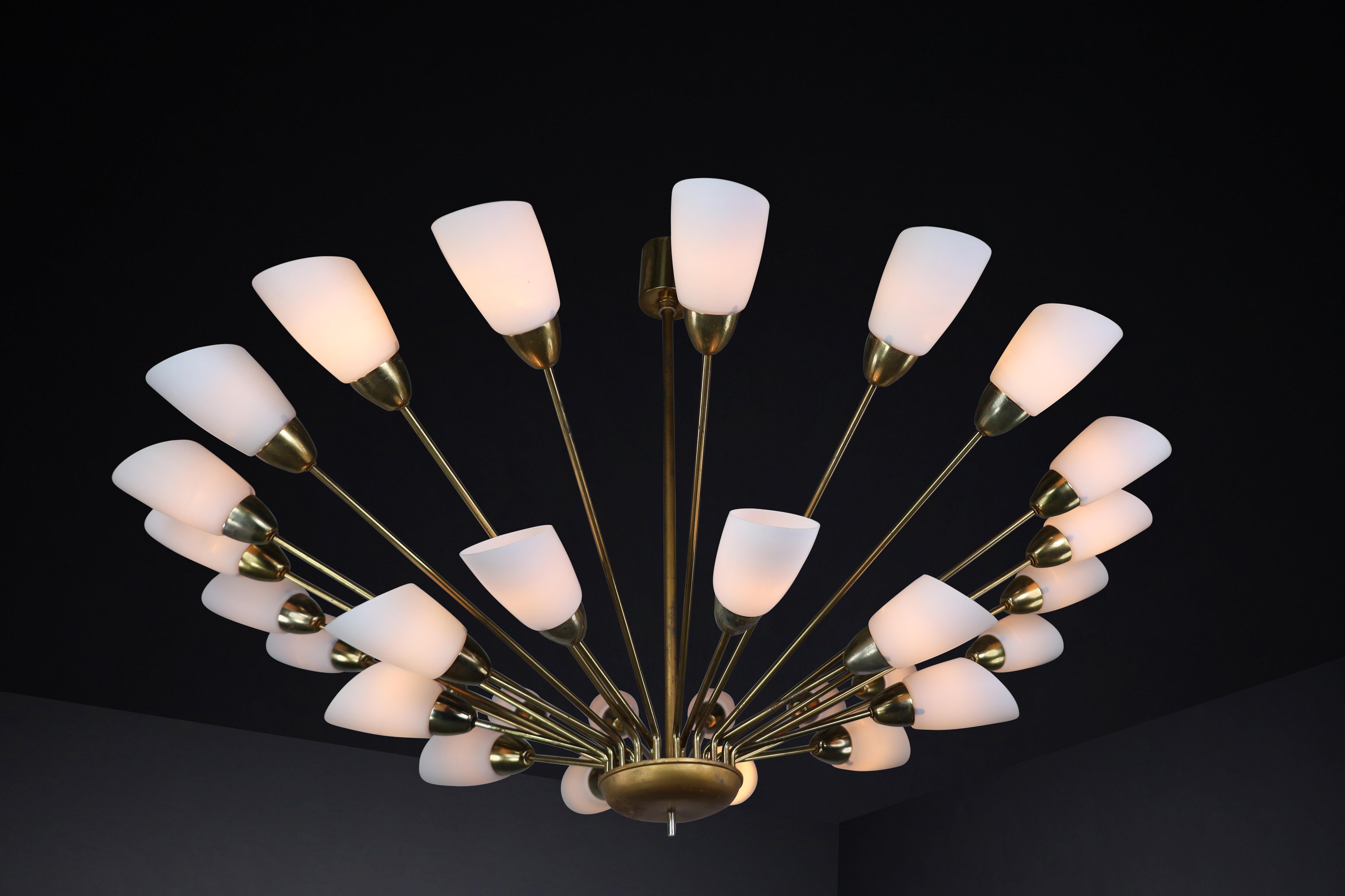 Large Midcentury Spider Form Sputnik Chandelier in Brass and  30 Opaline Shades In Good Condition For Sale In Almelo, NL