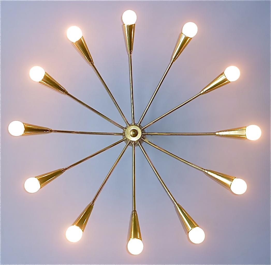 Grand lustre encastré ou plafonnier Sputnik à 12 lumières, de style Kaiser, Kalmar ou Stilnovo, datant du milieu du siècle dernier, Allemagne, vers les années 1950. L'élégant plafonnier en laiton patiné qui est fabriqué en haute qualité dispose de