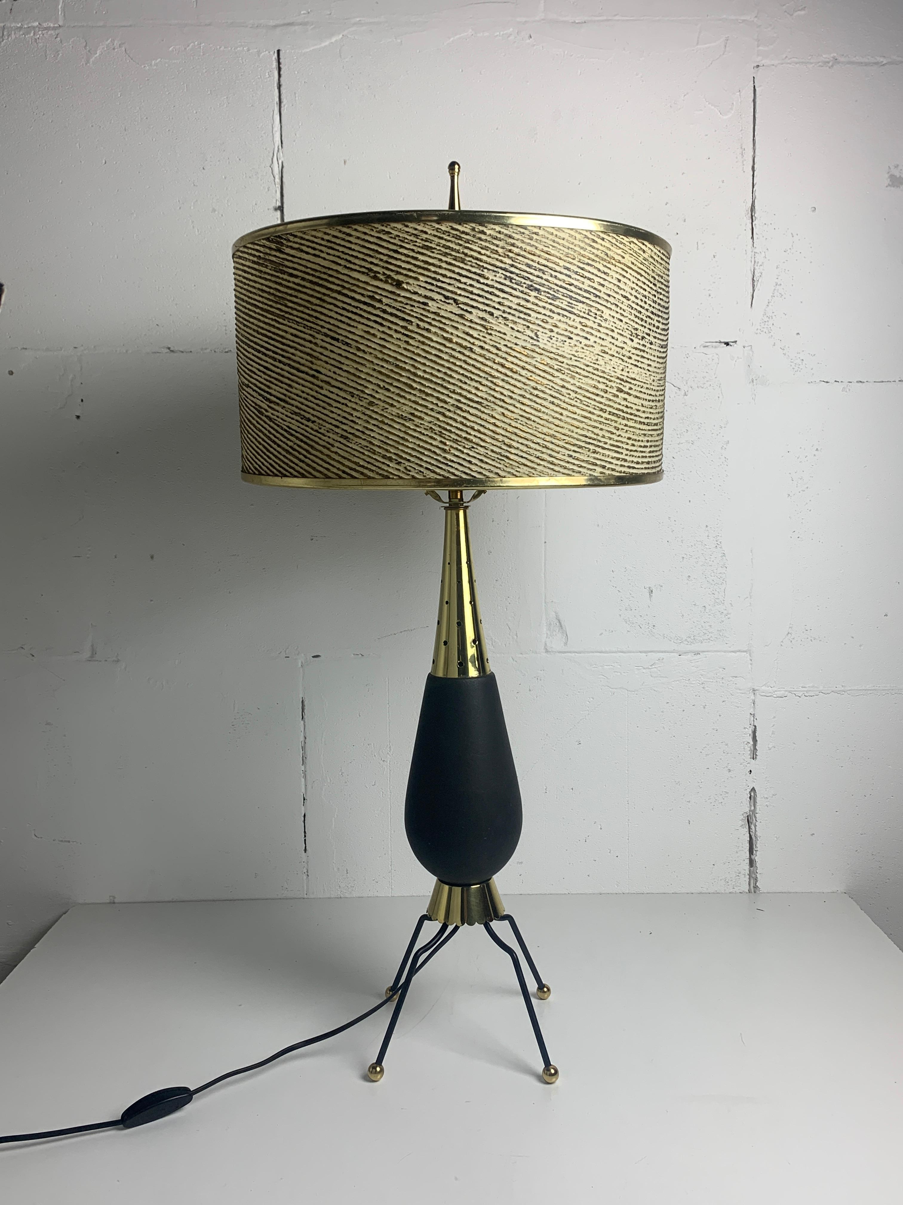 Bien qu'attribuée à l'origine à l'Italie et certainement aussi au style de Stilnovo, certains signes pointent vers les États-Unis. La harpe est marquée par Berger et brevetée ( 1950s ) et l'abat-jour d'origine est marqué 