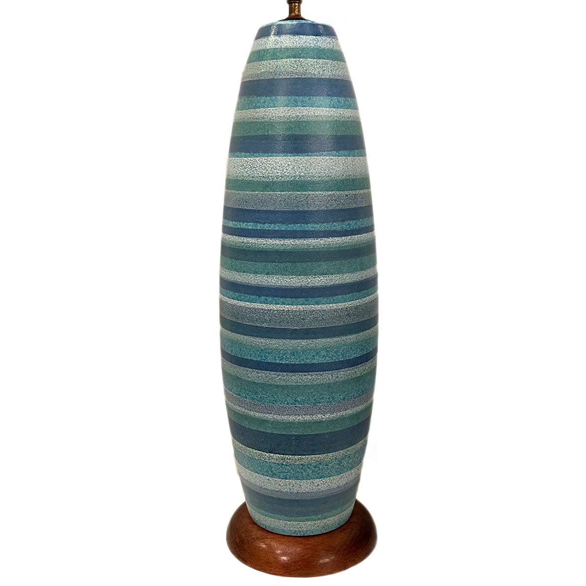 Lampe italienne à rayures bleues datant de 1960.

Mesures :
Hauteur du corps : 23
Hauteur jusqu'à l'appui de l'abat-jour : 36