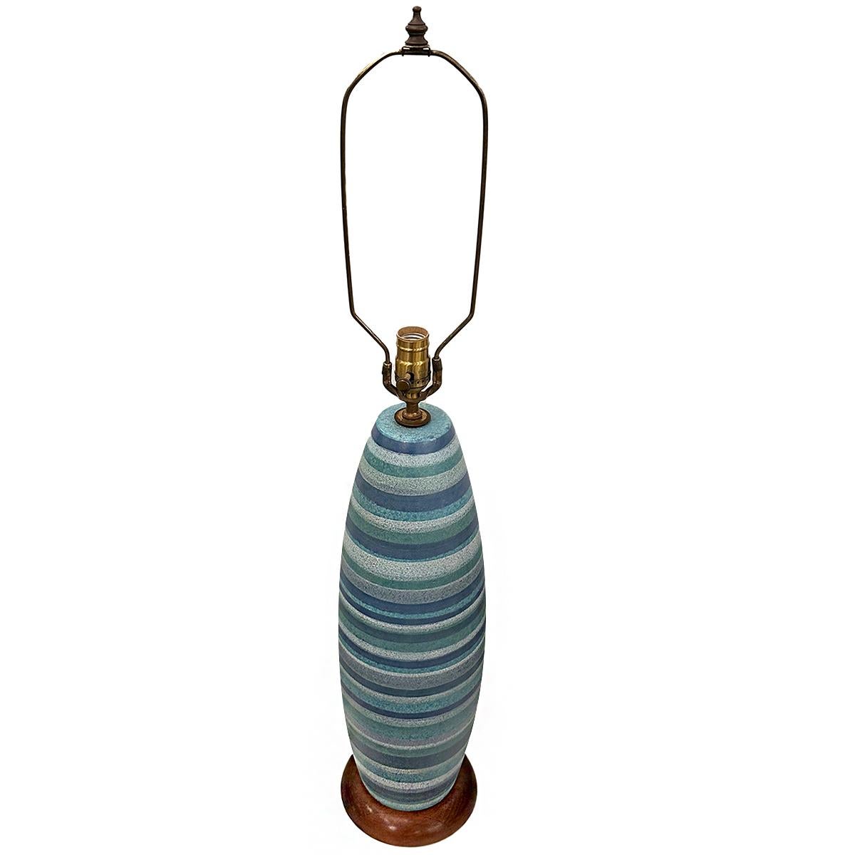 italien Grande lampe bleue rayée du milieu du siècle en vente