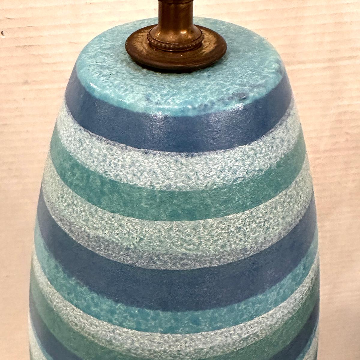 Fait main Grande lampe bleue rayée du milieu du siècle en vente