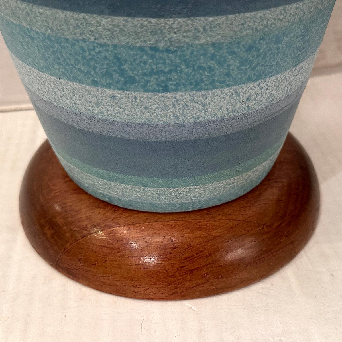 Grande lampe bleue rayée du milieu du siècle Bon état - En vente à New York, NY