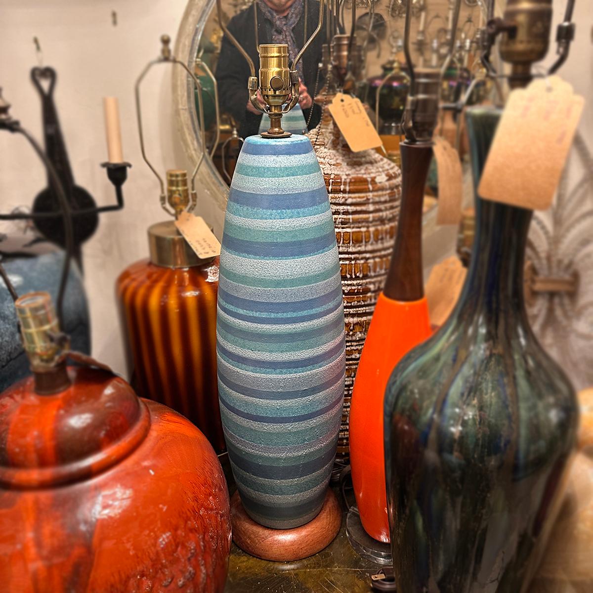 Milieu du XXe siècle Grande lampe bleue rayée du milieu du siècle en vente