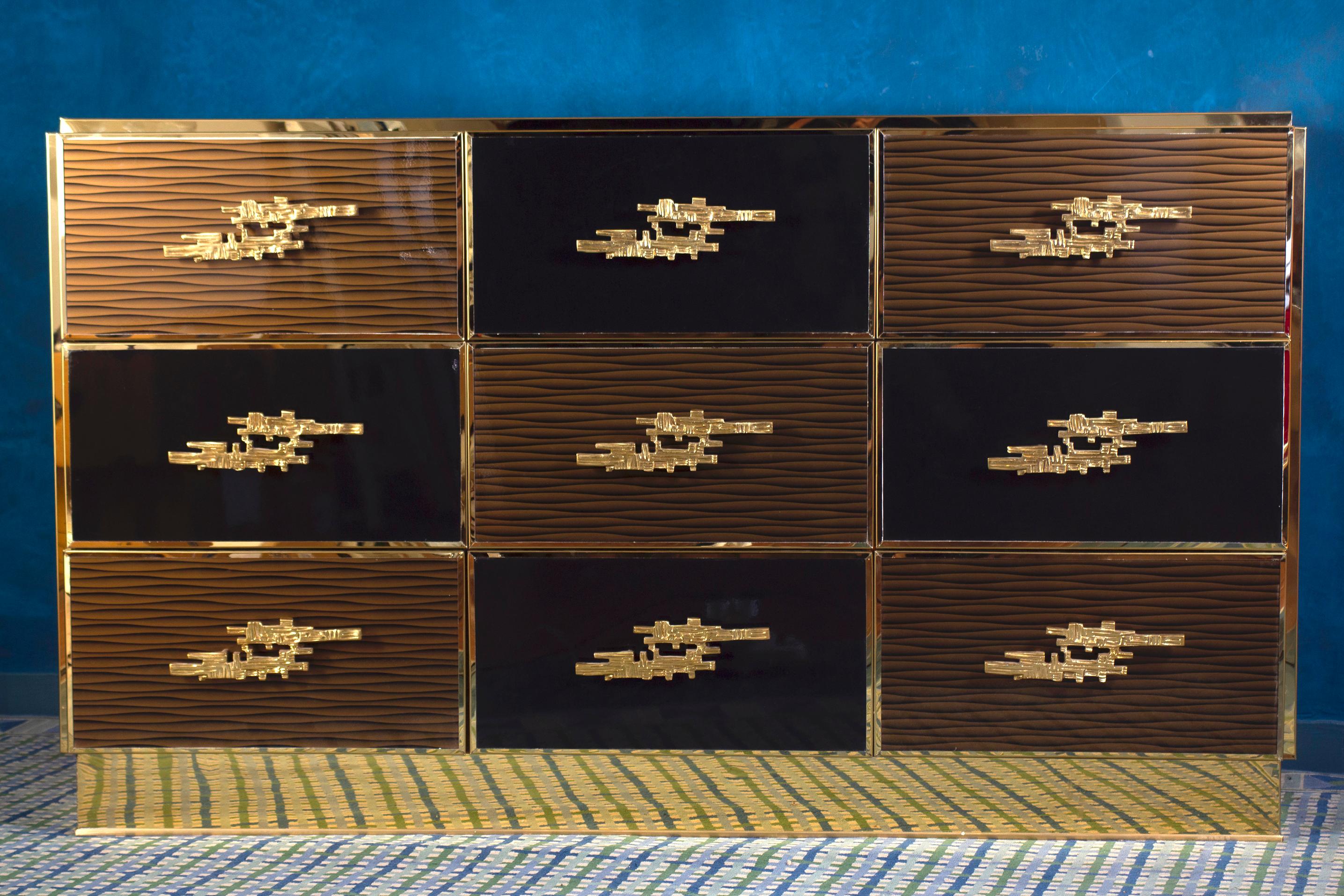 Large Midcentury Style Brass and Wood Imitation Chest of Drawer 2020 (Moderne der Mitte des Jahrhunderts) im Angebot