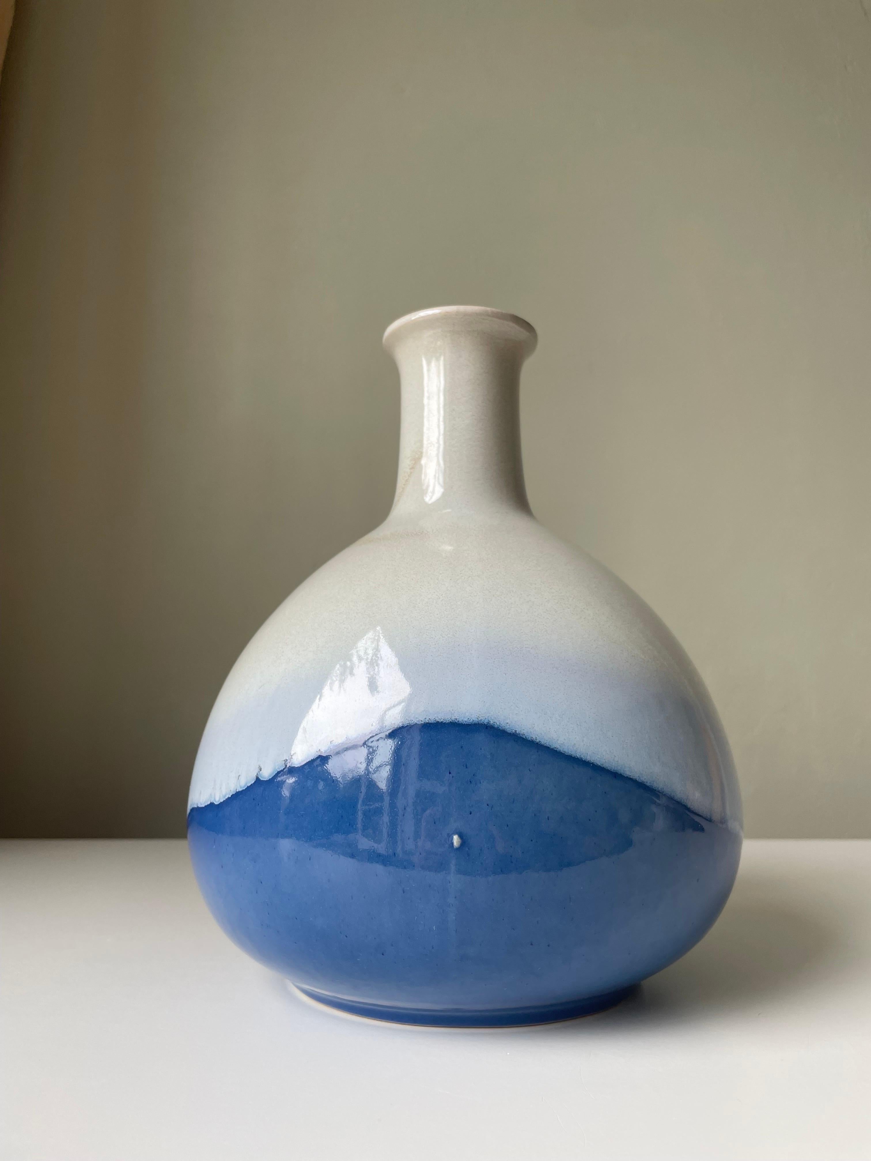 Large 1960s Studio Midcentury White Blue Bottle Vase In Good Condition For Sale In Copenhagen, DK