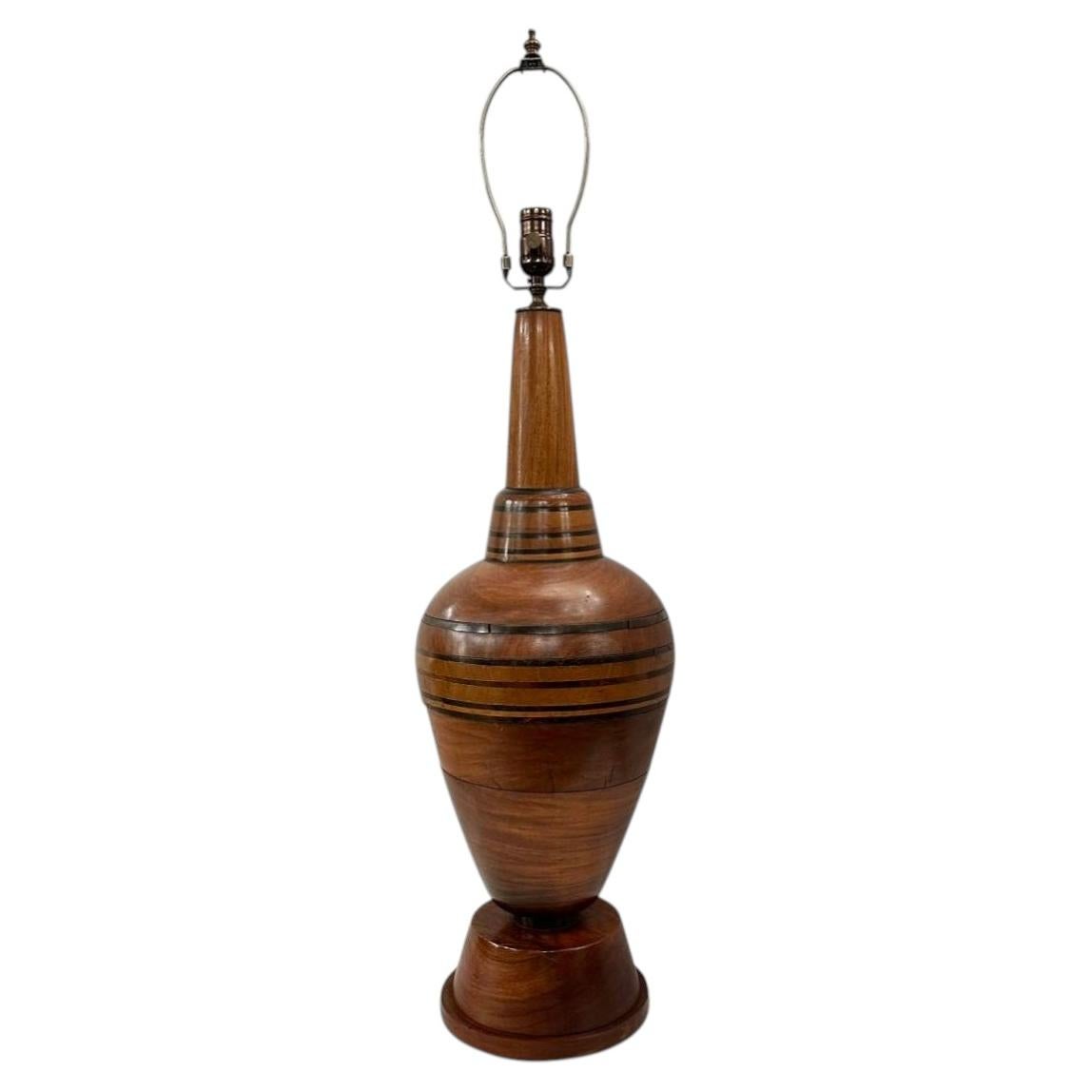 Grande lampe en bois du milieu du siècle en vente