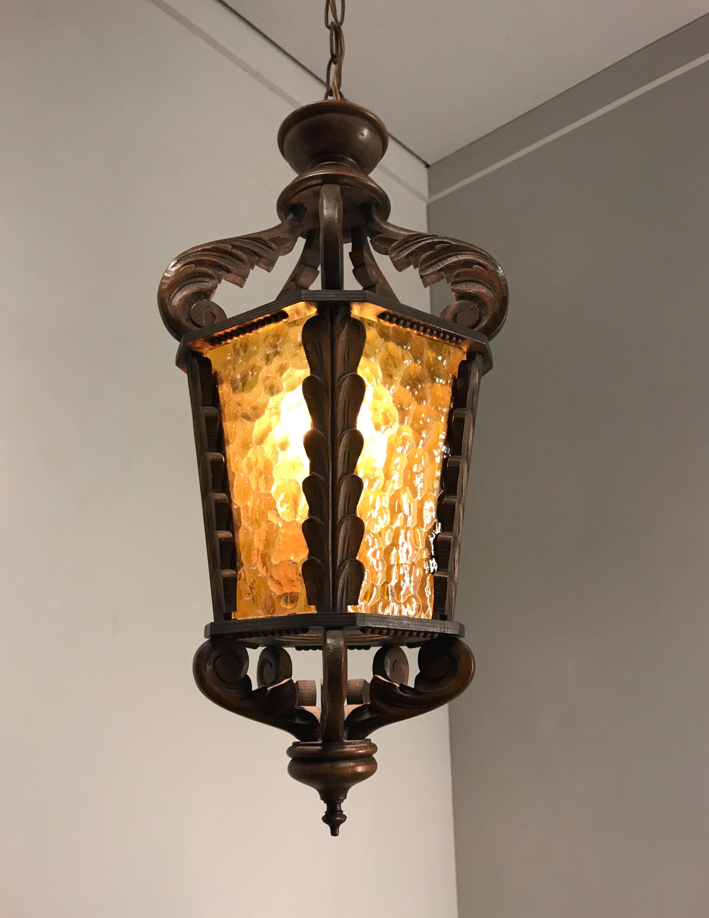 Große hölzerne Mid-Century-Hängelampe/Leuchteleuchte mit seltenem Bernstein-Kathedralenglas (Arts and Crafts) im Angebot