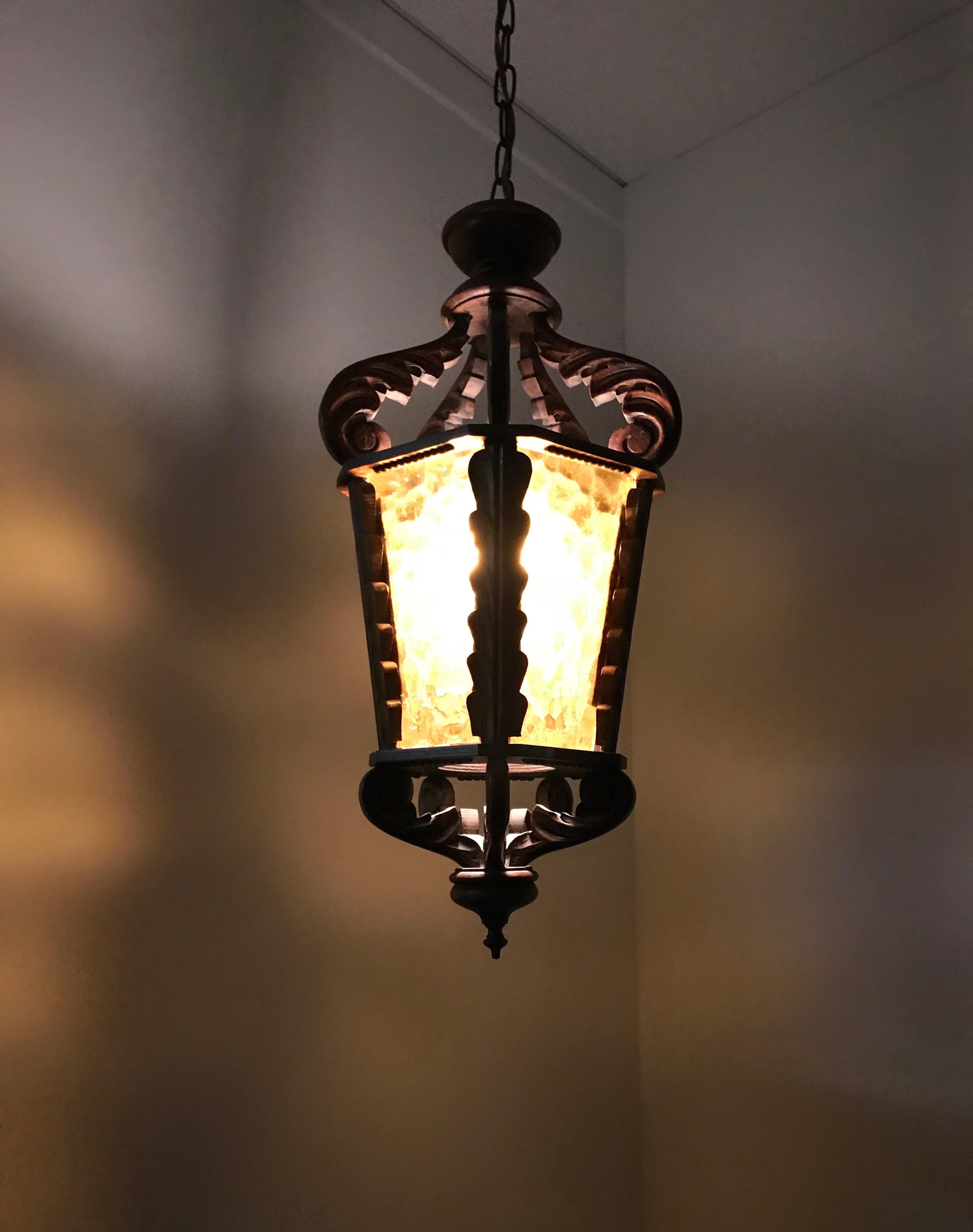 Große hölzerne Mid-Century-Hängelampe/Leuchteleuchte mit seltenem Bernstein-Kathedralenglas (Handgefertigt) im Angebot
