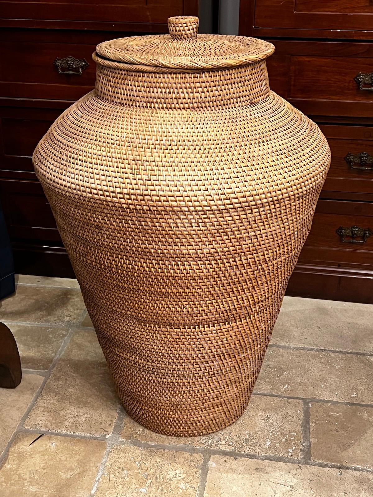 A circa's 1960s large Italian woven rattan basket with lid.

Measurements:
Height: 32