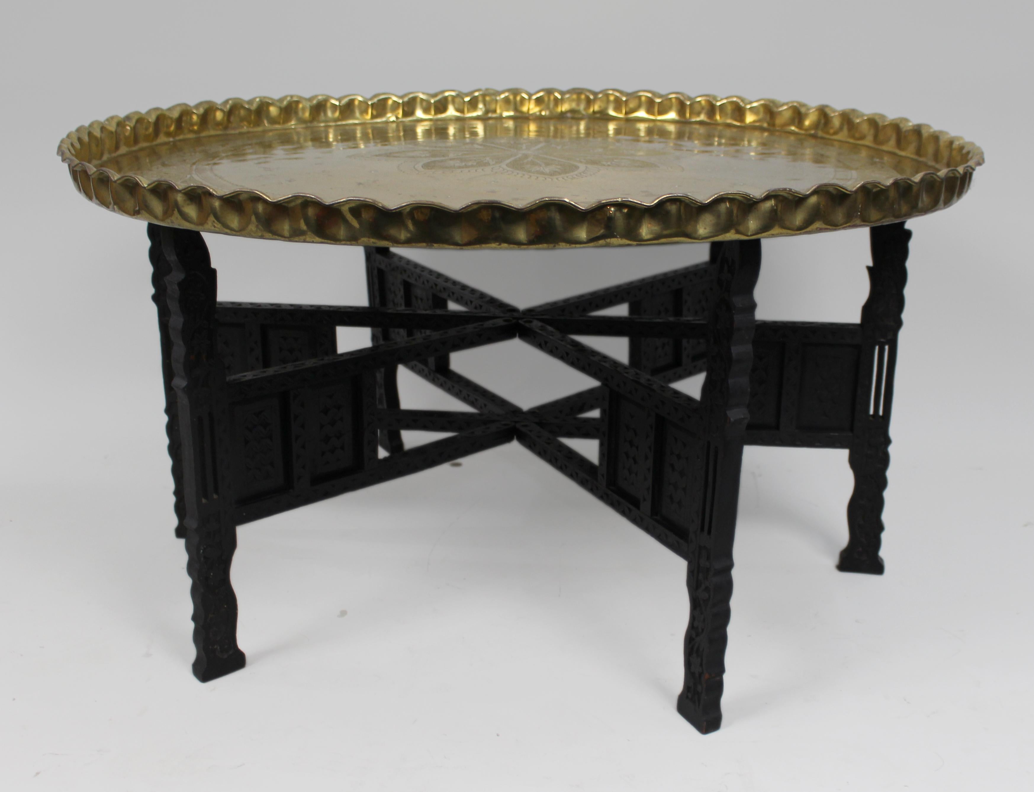 20ième siècle Grand plateau de table en laiton du Moyen-Orient sur pied pliant en bois dur sculpté en vente