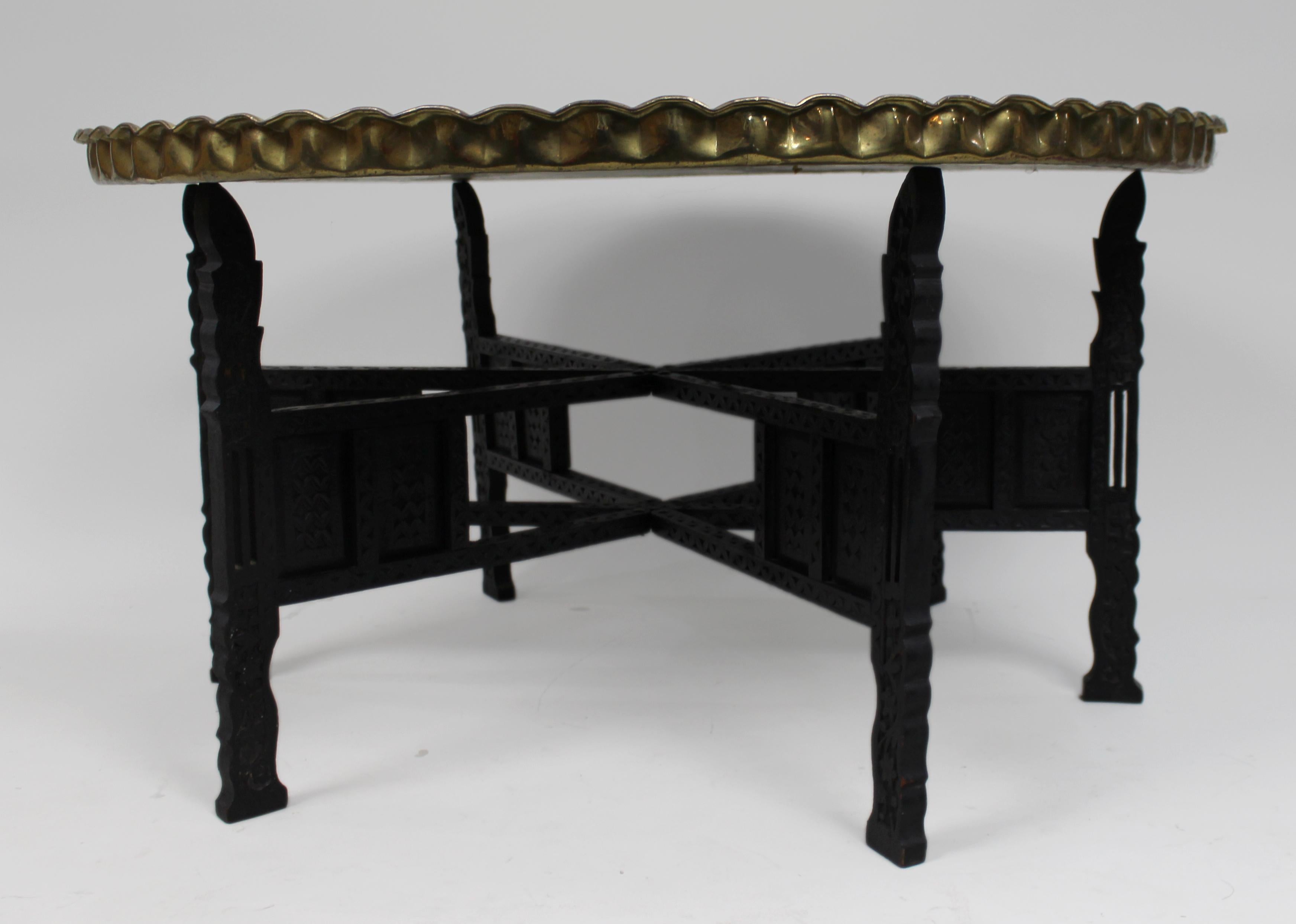 Laiton Grand plateau de table en laiton du Moyen-Orient sur pied pliant en bois dur sculpté en vente