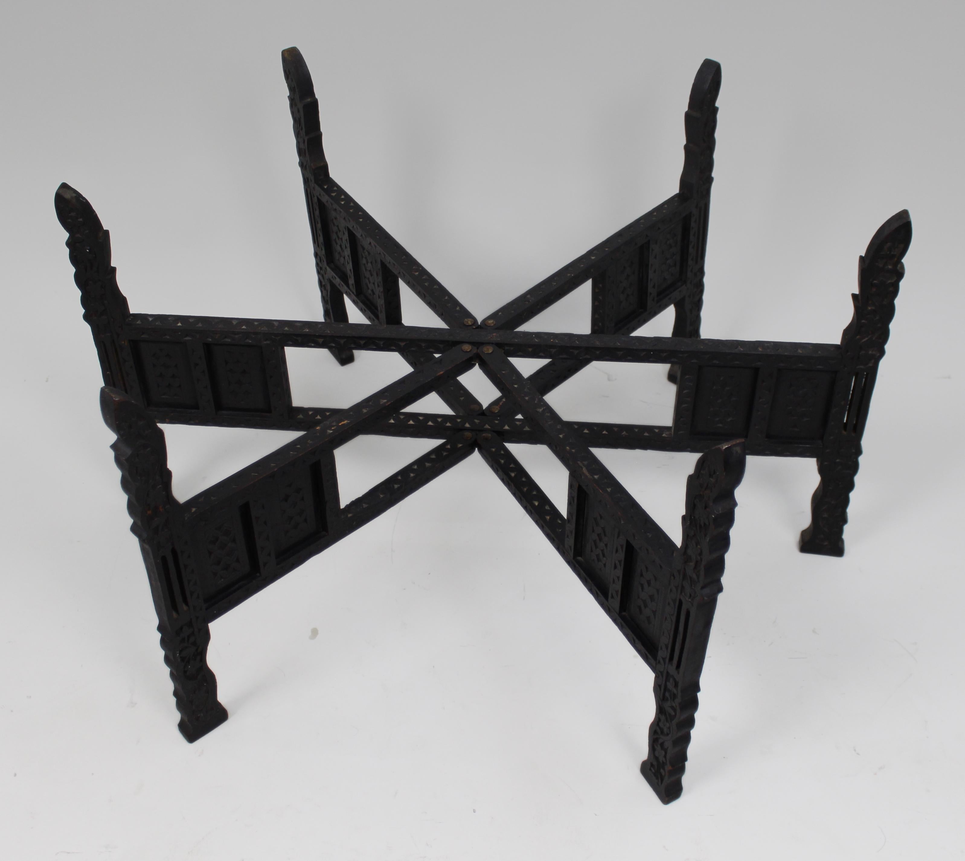 Grand plateau de table en laiton du Moyen-Orient sur pied pliant en bois dur sculpté en vente 1