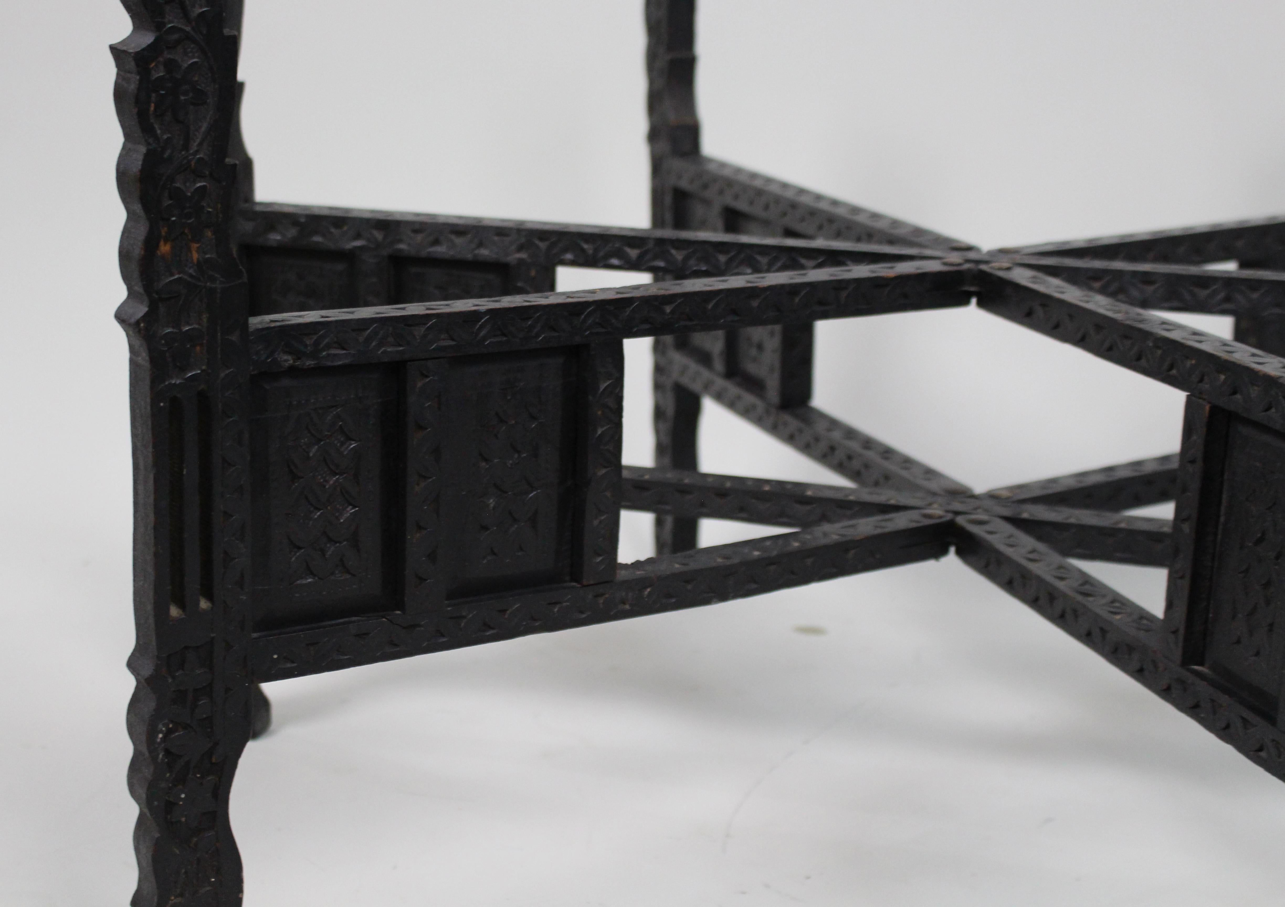 Grand plateau de table en laiton du Moyen-Orient sur pied pliant en bois dur sculpté en vente 2