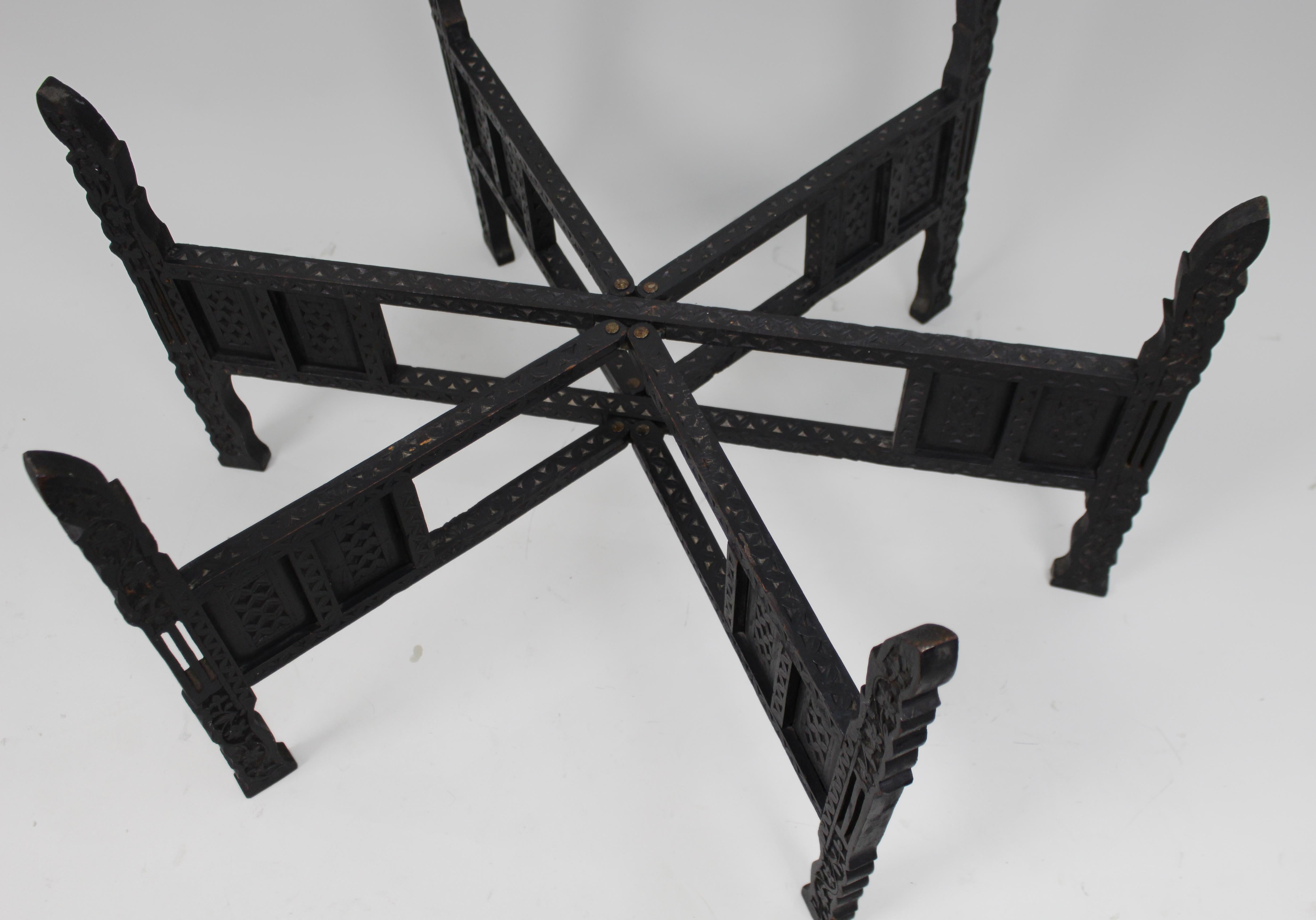 Grand plateau de table en laiton du Moyen-Orient sur pied pliant en bois dur sculpté en vente 3