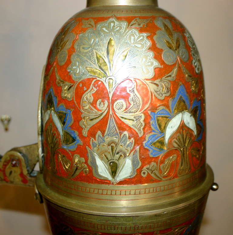 Buriné Grand lampadaire en forme d'aiguière du Moyen-Orient en vente