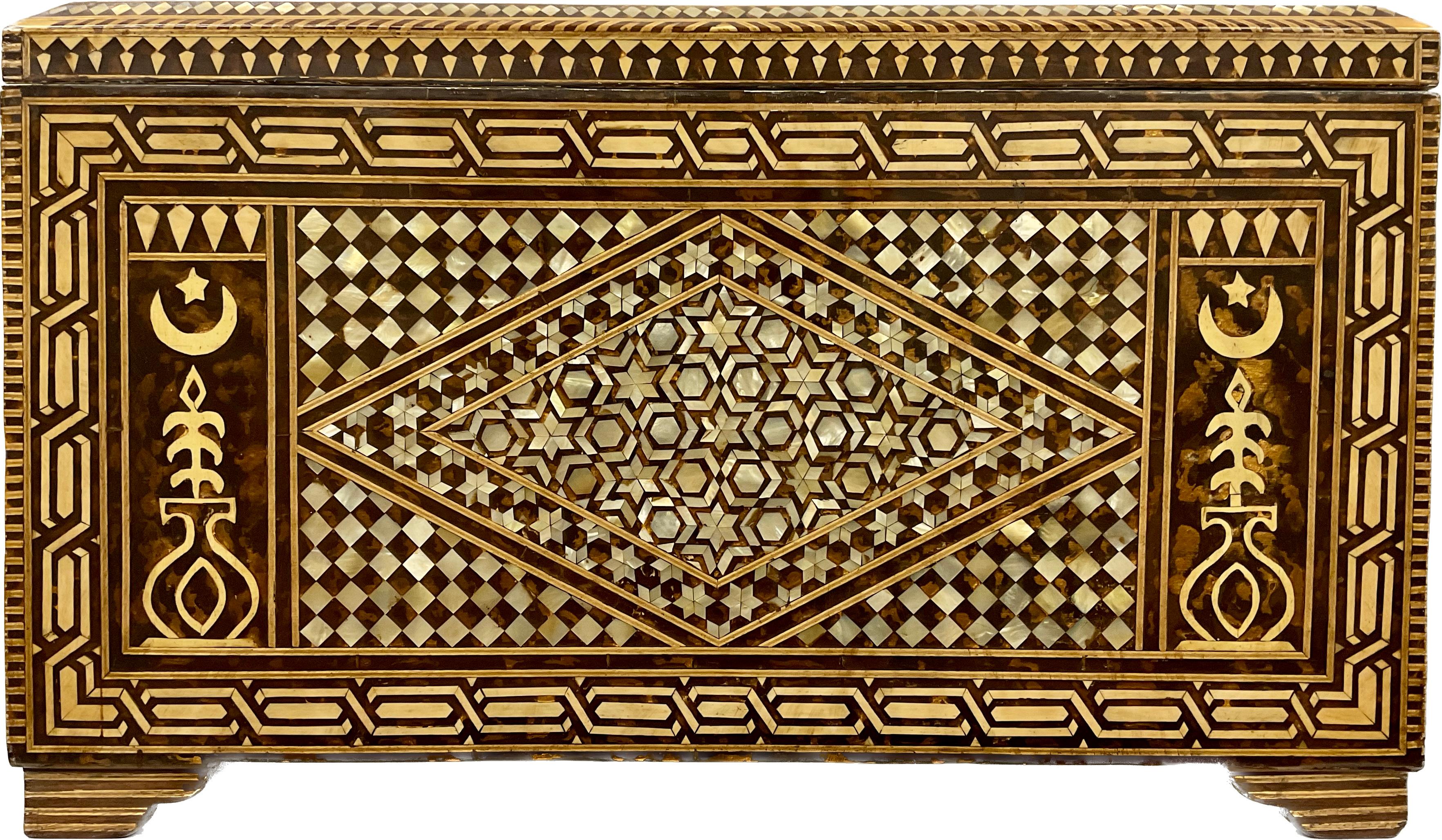 Eine große türkische Truhe mit Perlmutteinlagen, die durchgehend mit Blattranken und geometrischen Formen eingelegt ist und auf vier Beinen steht.
Ab dem 16. Jahrhundert waren die vorherrschenden Einflüsse in der islamischen Holzkunst die des