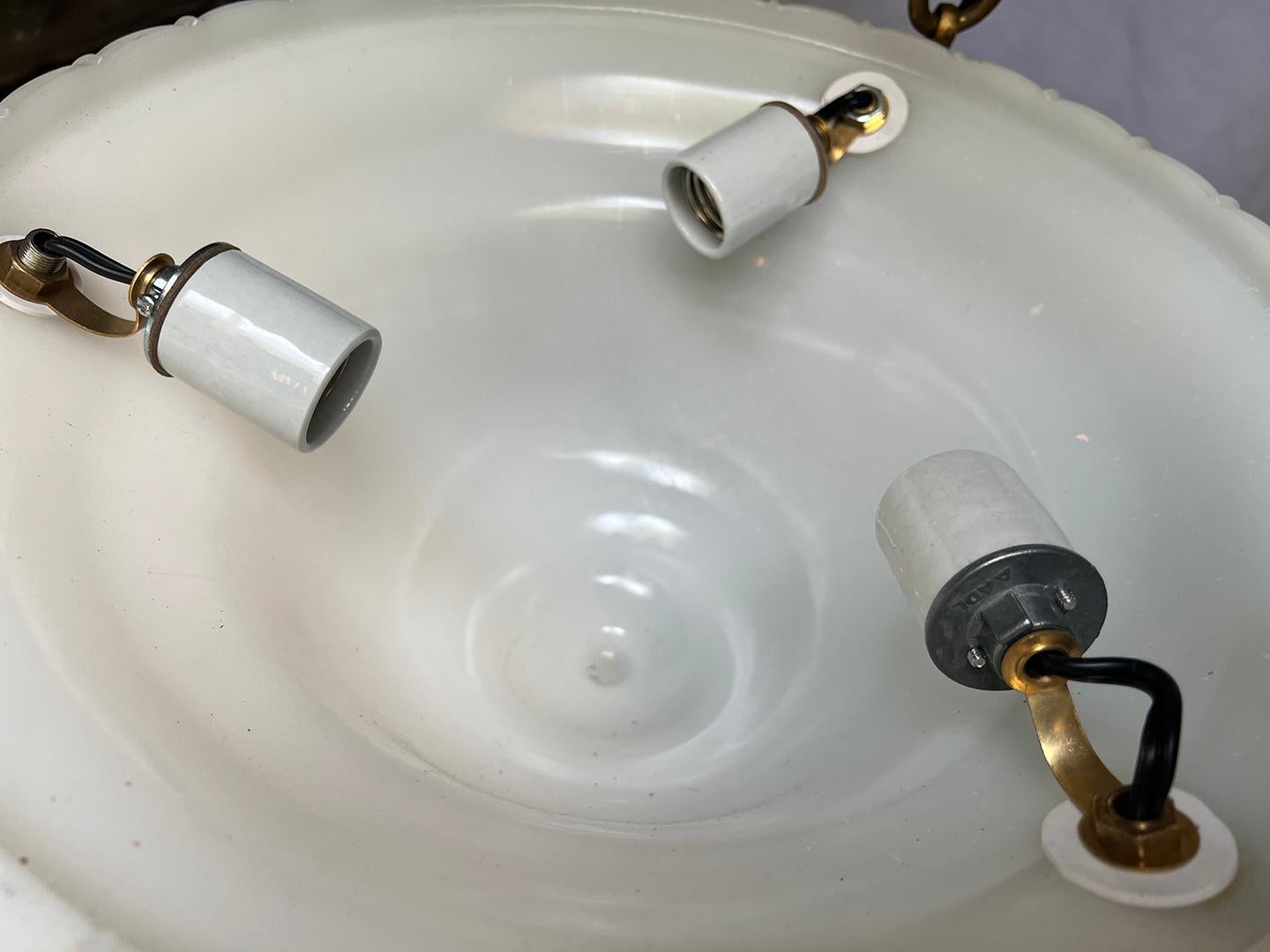 Inizio XX secolo Grande lampada a forma di ciotola in vetro lattiginoso, epoca vittoriana in vendita