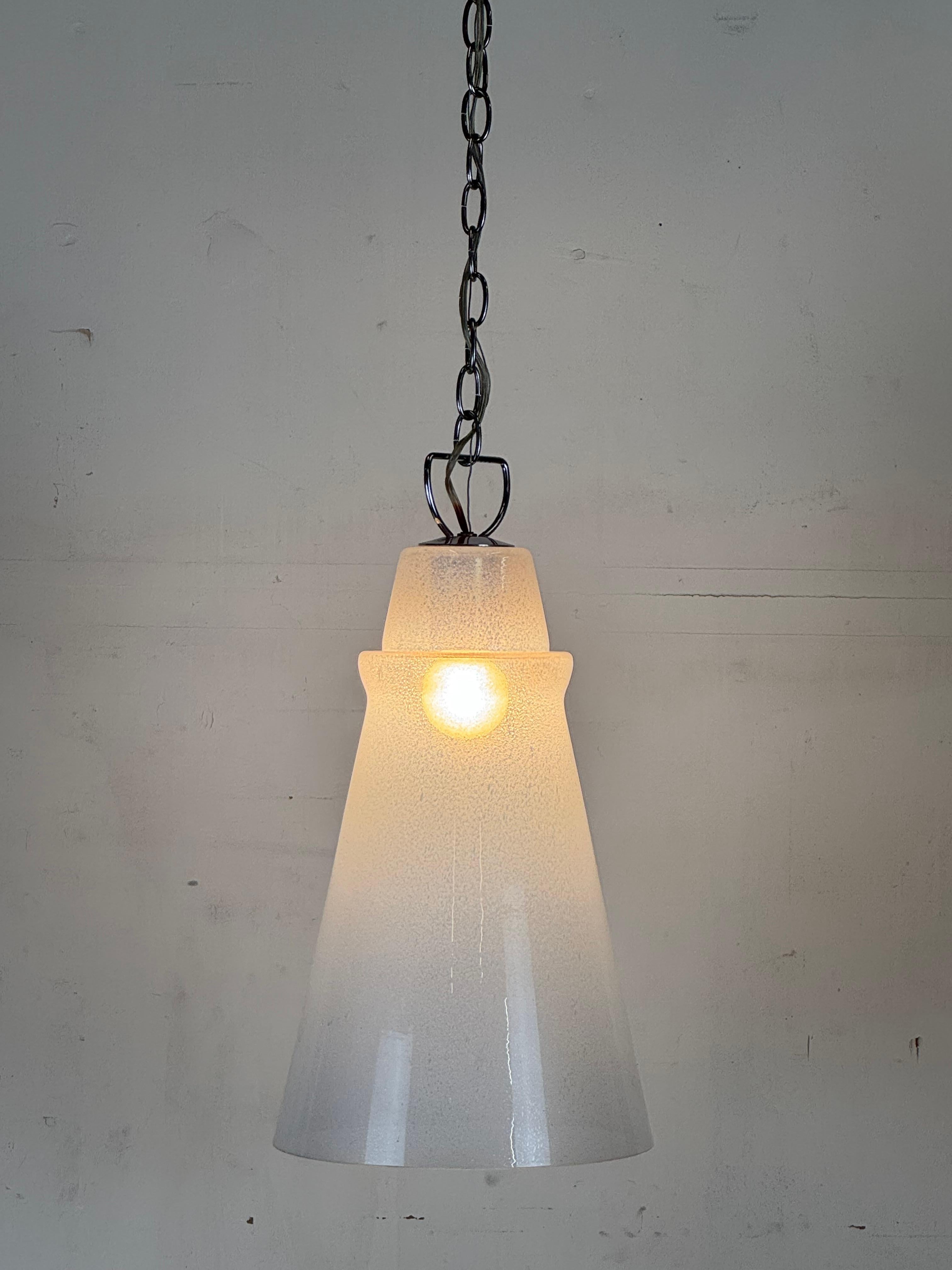 Grande pendente in vetro di Murano con catena e baldacchino cromati.
Cono in vetro aerato di Murano soffiato a mano (piccole bolle).
Chic e sobrio.
Le dimensioni indicate (10 1/2 di diametro x 17 di altezza) sono quelle del corpo della lanterna.
La
