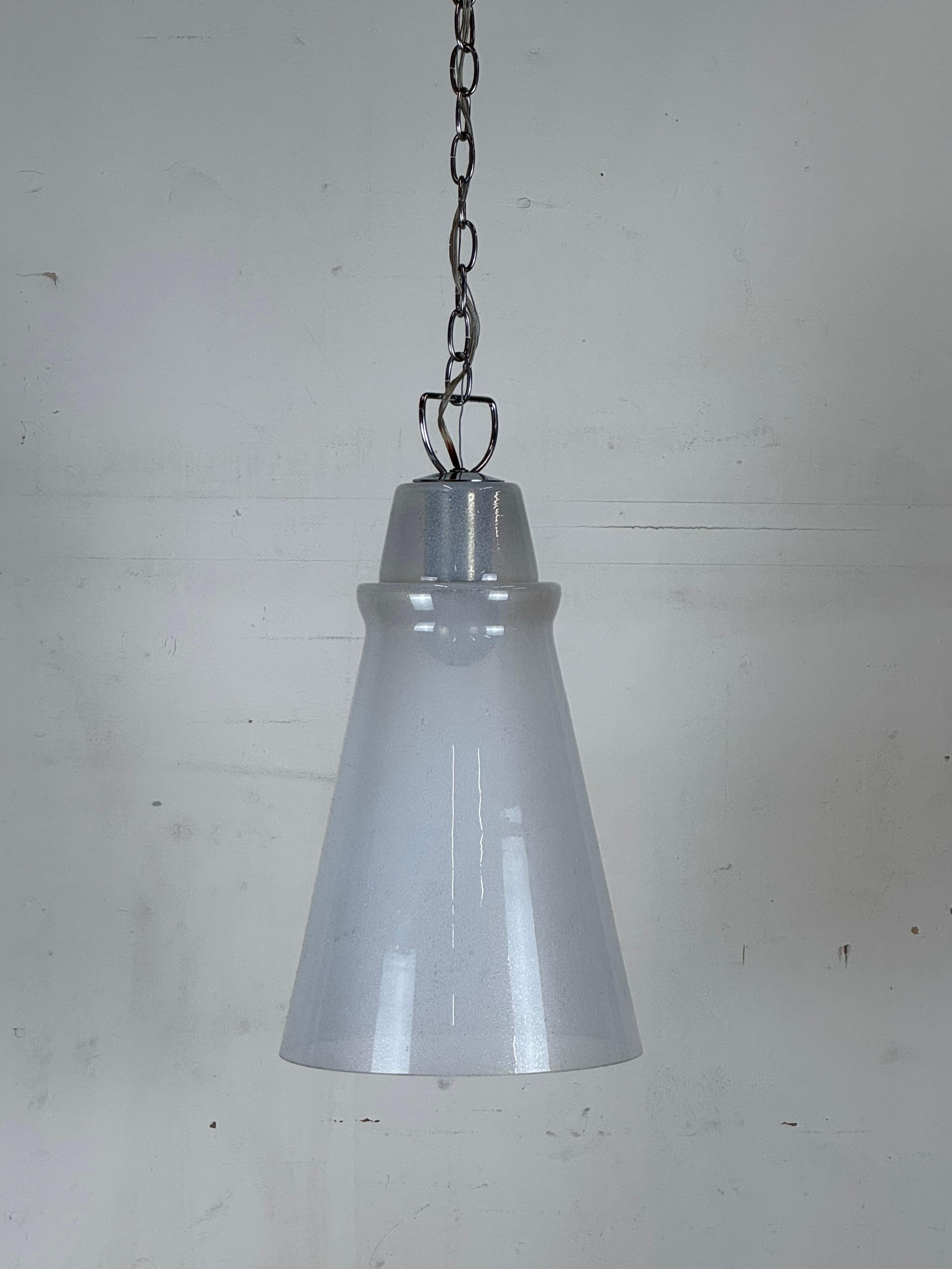 Mid-Century moderno Ciondolo grande in vetro di Murano con effetto lattiginoso in vendita