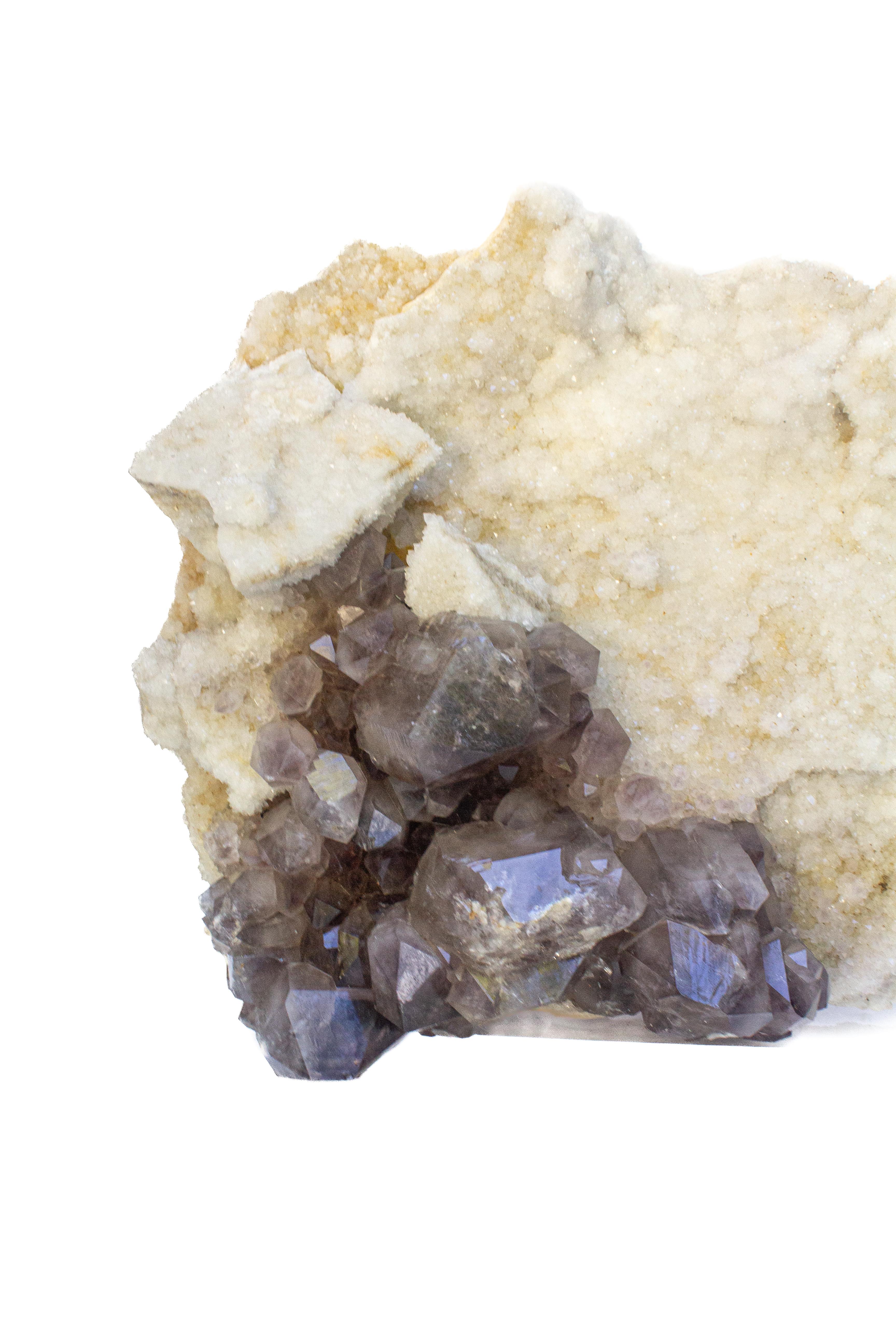 Großer Milchquarzkristall aus der Diamond Hill Mine, South Carolina, mit einer Überwucherung von Amethystkristallen. Die Amethystkristalle entstanden vor etwa 100 Millionen Jahren, nachdem sich die Milchquarzkristalle vor etwa 450 Millionen Jahren