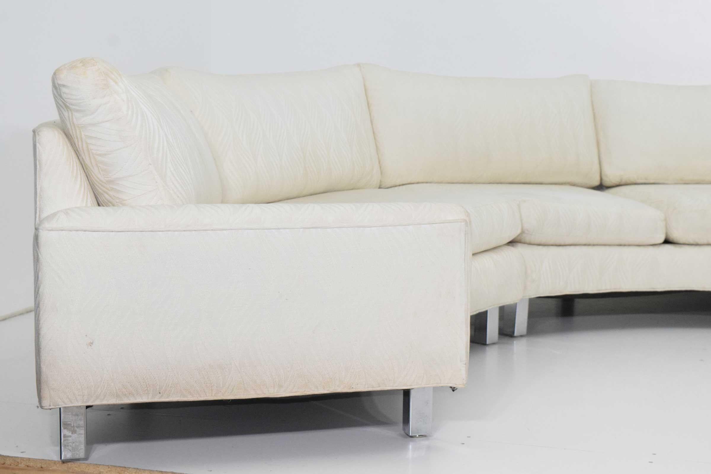 Milo Baughman Vierteiliges geschwungenes Sofa mit Sektion in Weiß (Metall) im Angebot