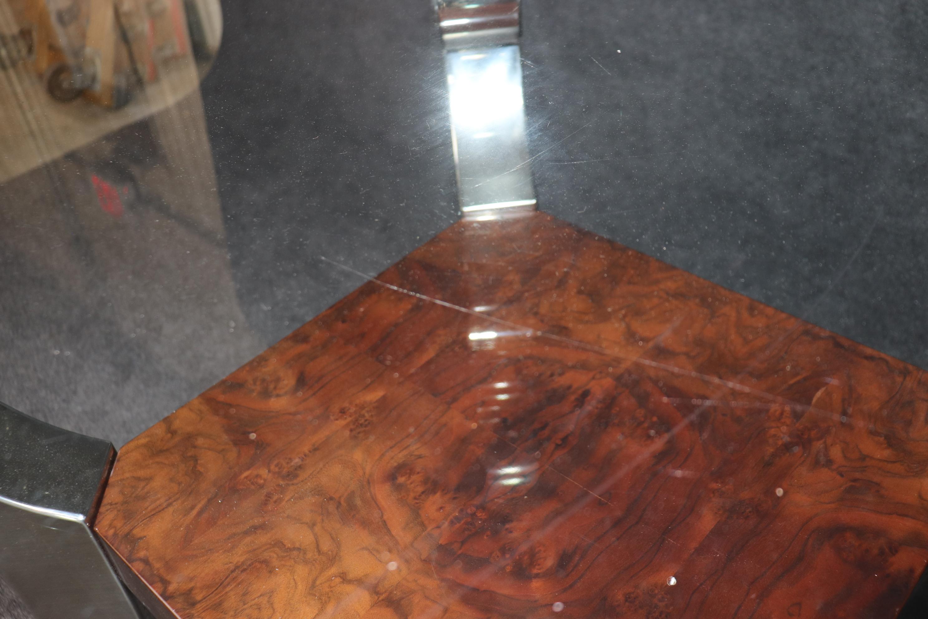 Grande table en verre biseauté de style Milo Baughman en chrome et noyer ronceux en vente 2
