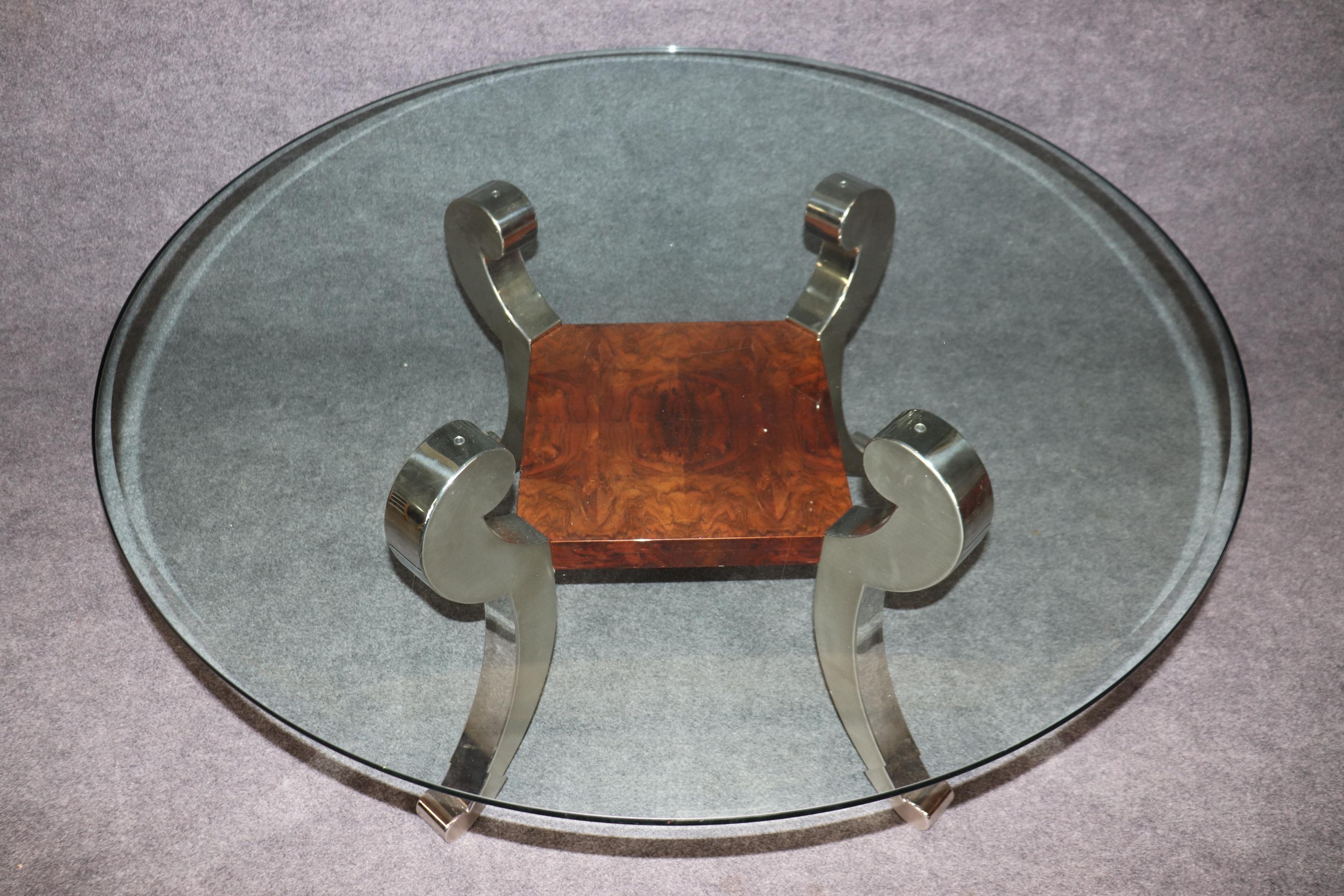 Inconnu Grande table en verre biseauté de style Milo Baughman en chrome et noyer ronceux en vente