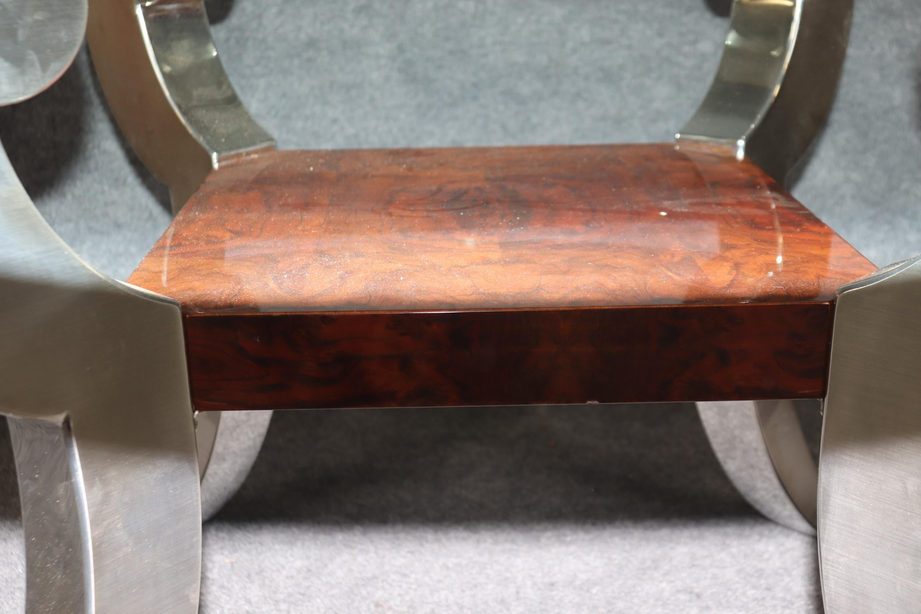 Biseauté Grande table en verre biseauté de style Milo Baughman en chrome et noyer ronceux en vente