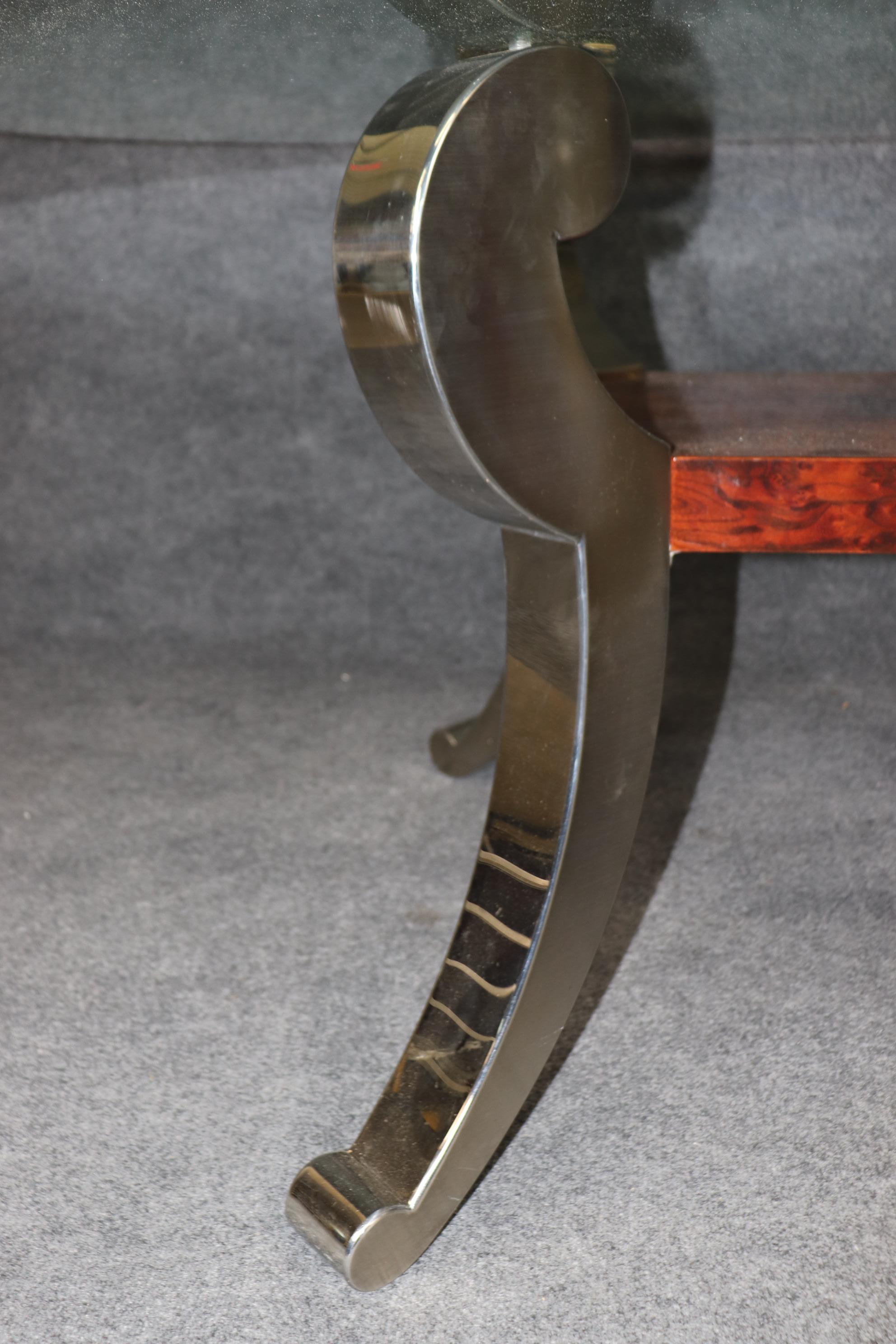 20ième siècle Grande table en verre biseauté de style Milo Baughman en chrome et noyer ronceux en vente