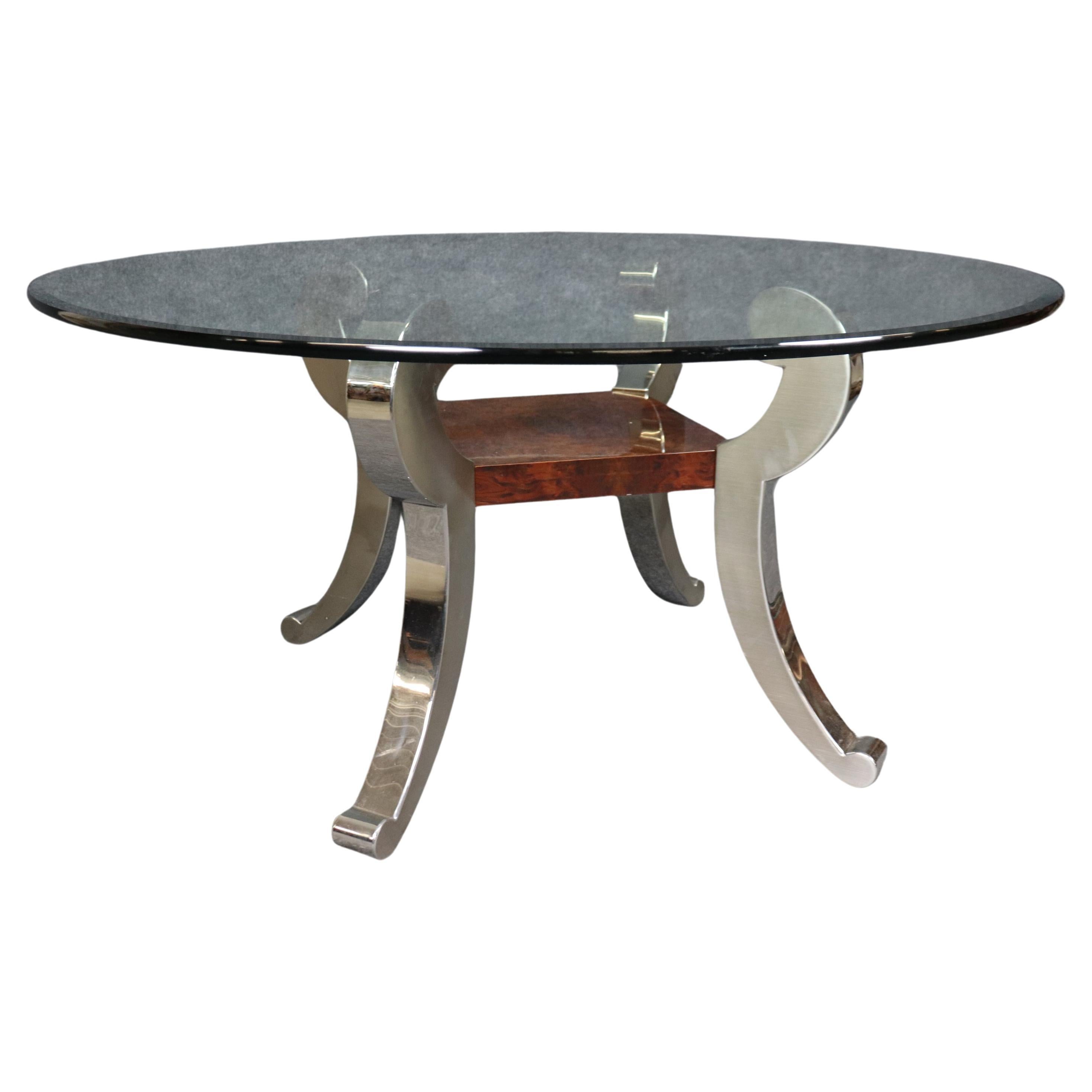 Grande table en verre biseauté de style Milo Baughman en chrome et noyer ronceux en vente