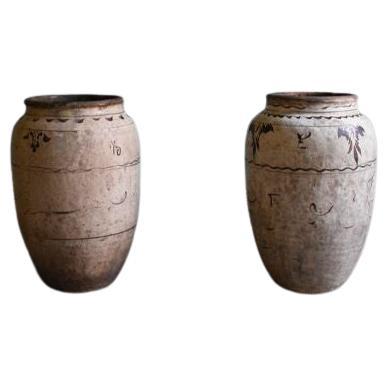 Vase en grès de Cizhou, datant de la dynastie Ming, XVIIe siècle. 

Grès traditionnel en forme d'urne, décoré de coups de pinceau brun foncé sur un fond crème clair. 

Grès peint à la main avec une finition naturelle brute. 

Dimension : H63 x