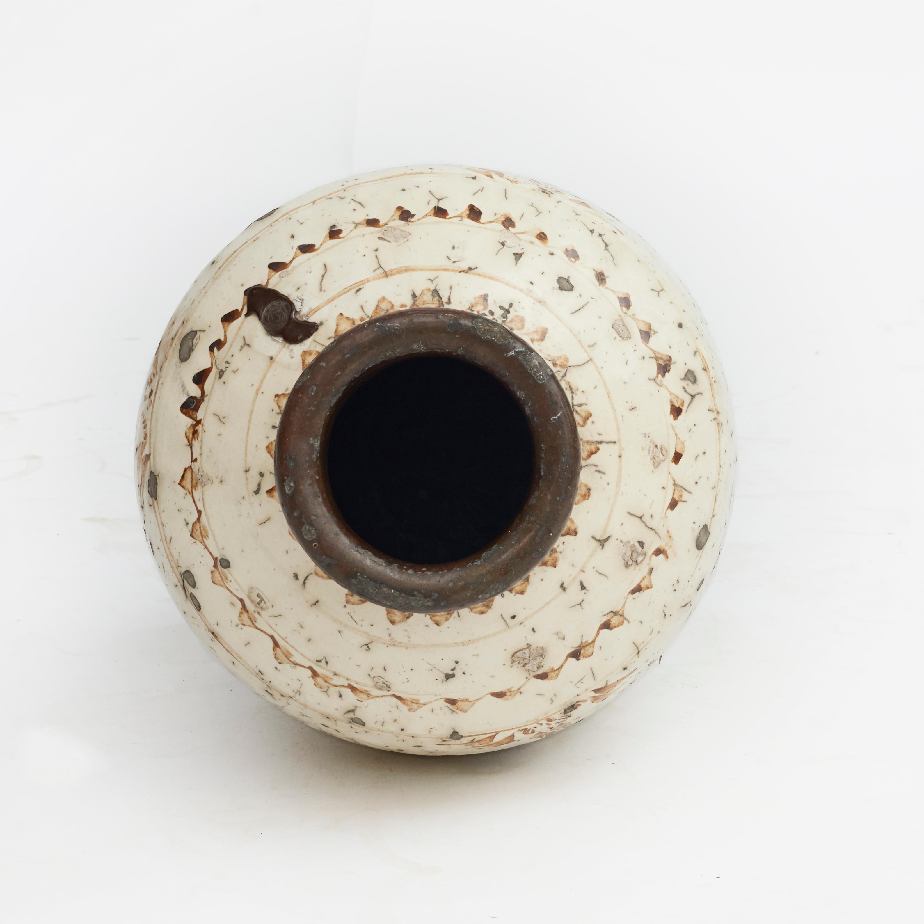 Hand potted Cizhou stoneware vessel, dating to the Ming dynasty, 17th century. Measure : Height: 54 cm.
Traditional urn-shaped stoneware, hand decorated in typical earth-tone Chinese brushwork on a light cream background.