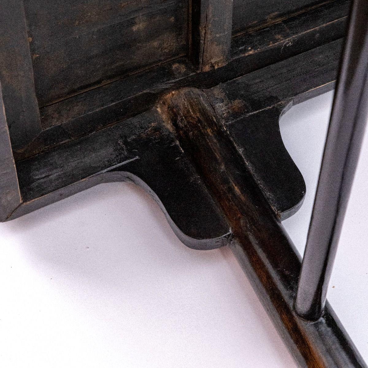 Großer Kalligraphie-Arbeitstisch im Ming-Stil mit originalem burgund-schwarzem Lack
Aus der Provinz Jiangsu, 1800-1840.

Dieser Tisch befindet sich in einem außergewöhnlich gut erhaltenen Originalzustand. Die atemberaubende schwarz-bordeauxfarbene