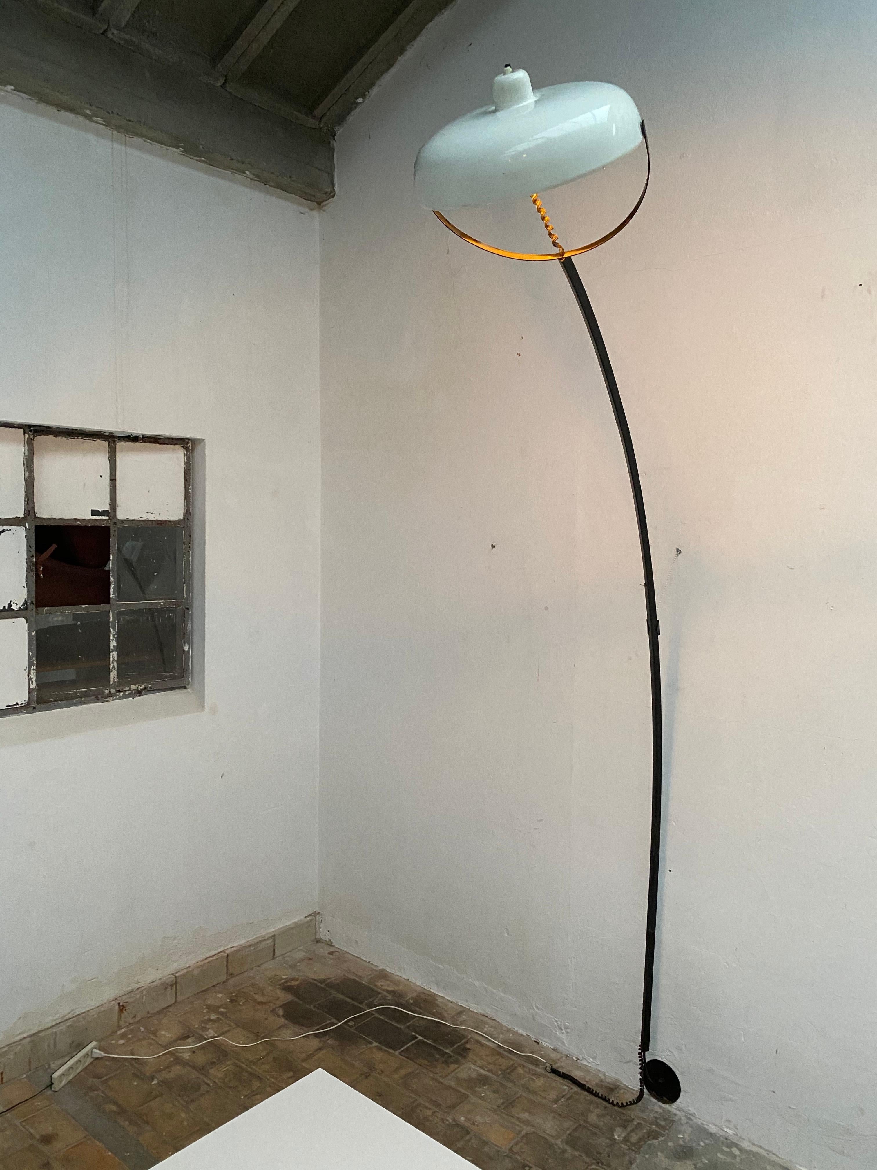 Enameled Large Minimal Design Cantilevered Floorlamp by Reggiani Italy 1960s Original
