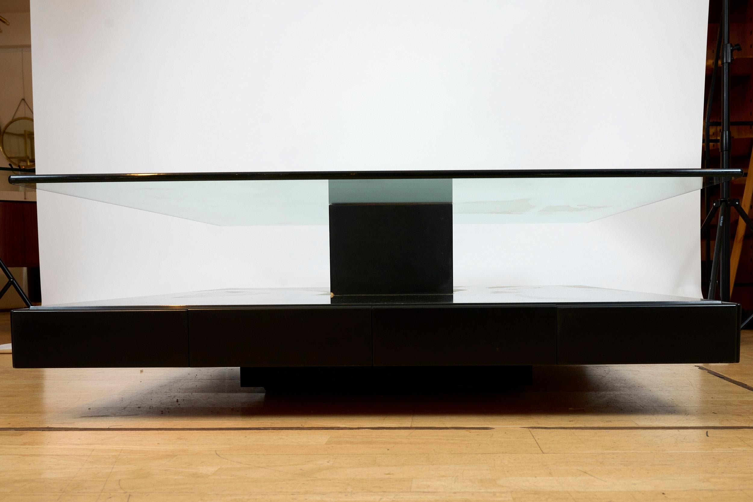Large Minimalist Coffee Table by Tecno In Good Condition For Sale In London, GB