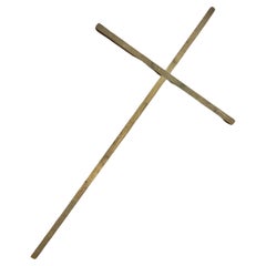 Großes minimalistisches MCM-Kreuz aus Messing