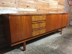 Grand buffet minimaliste rétro, années 1960 - Façades de tiroirs en ronce et pieds en teck