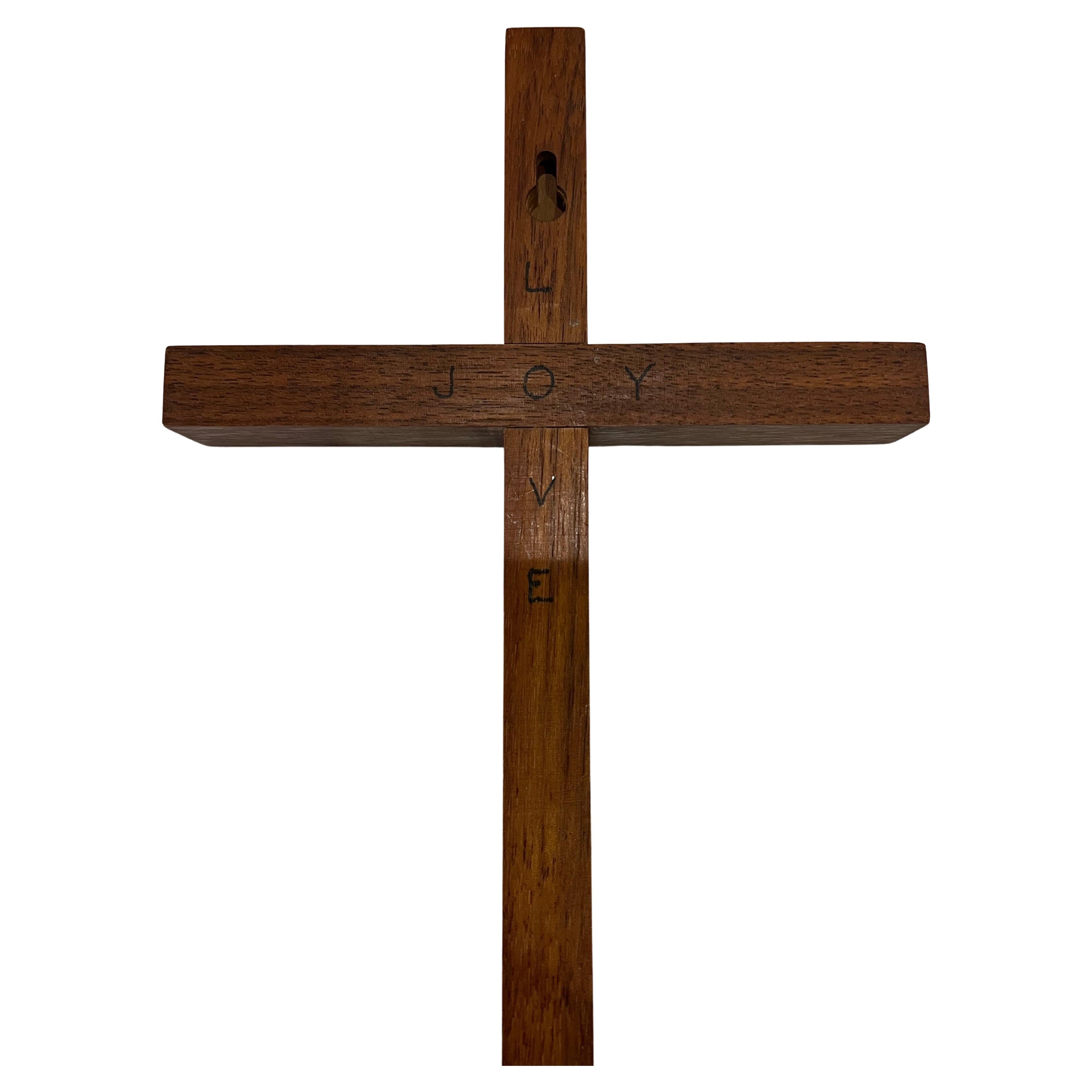 Großes minimalistisches Kreuz aus massivem Nussbaumholz (20. Jahrhundert) im Angebot
